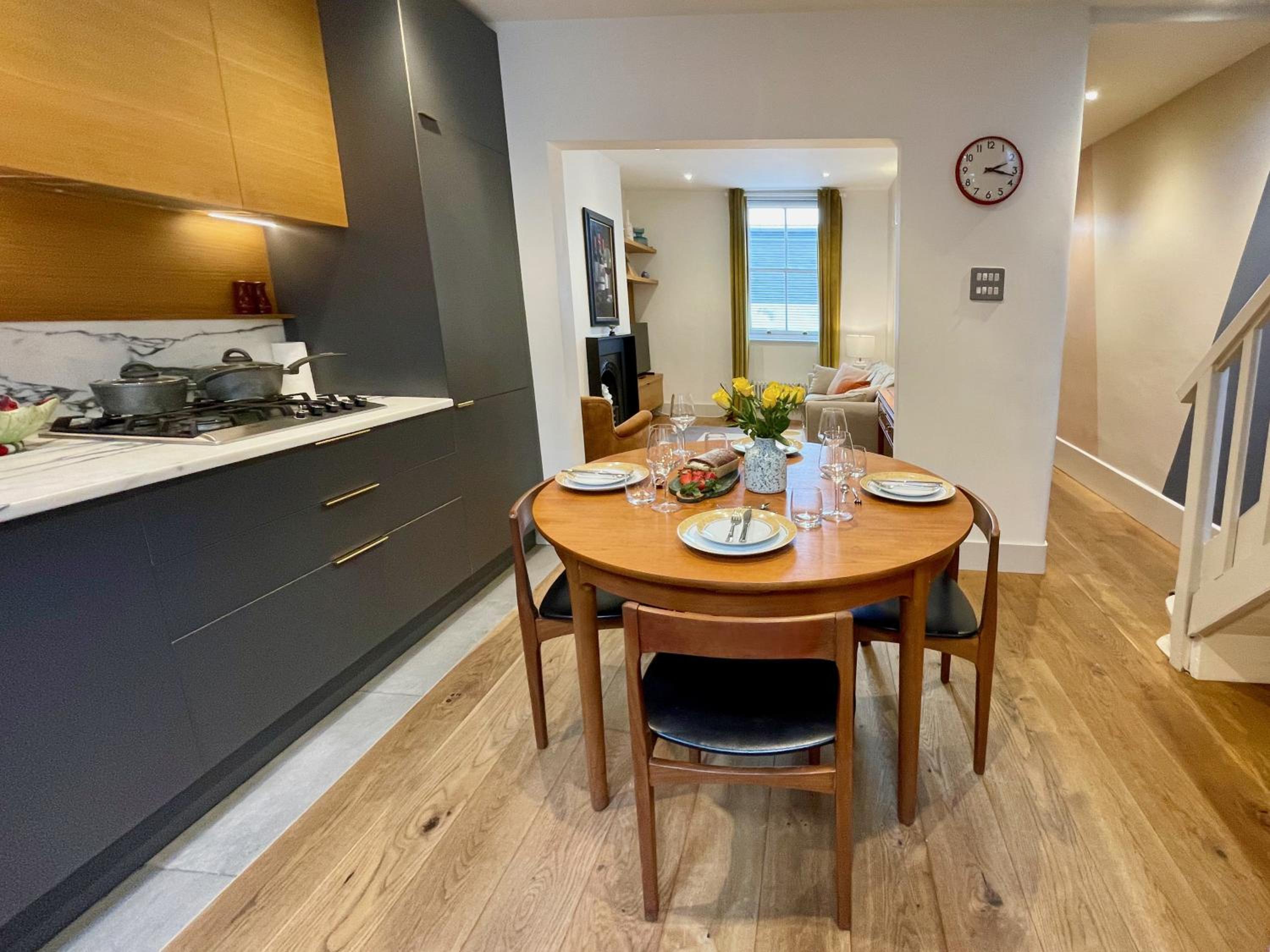 Stylish 2-bedroom Townhouse next to Brighton Station