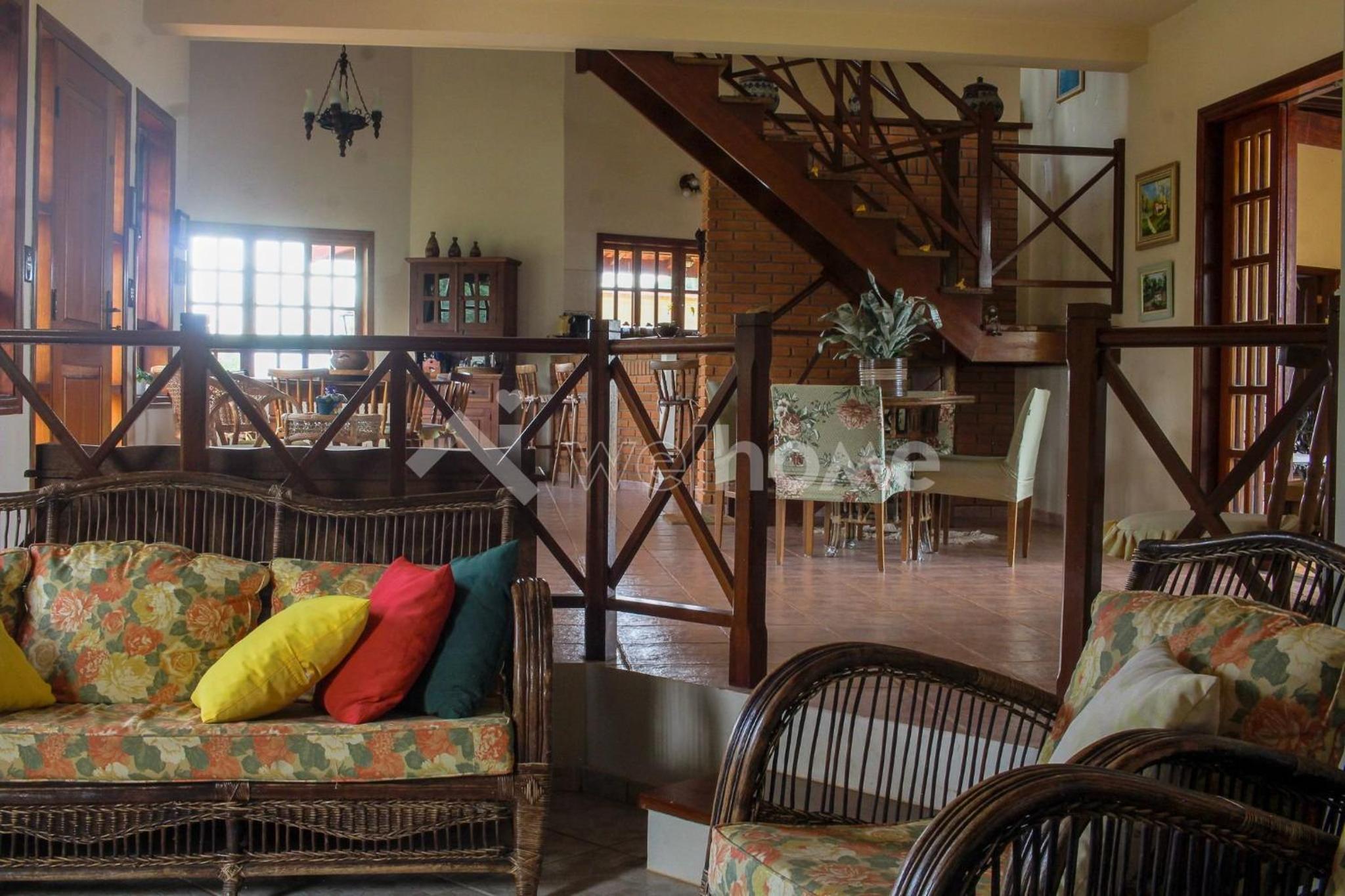 Casa em condomínio com piscina e acesso a represa