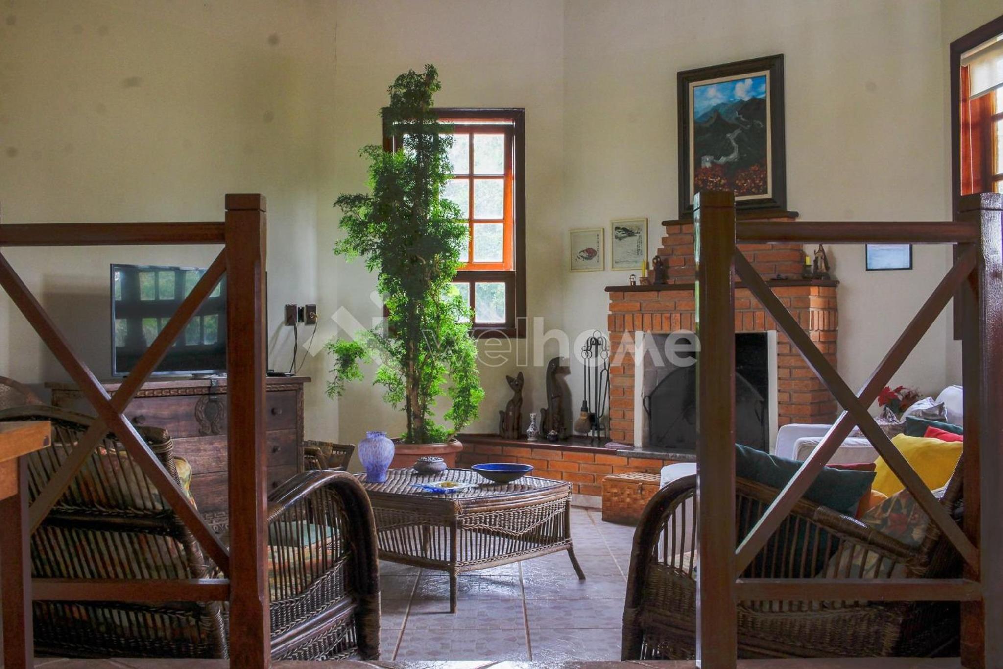 Casa em condomínio com piscina e acesso a represa