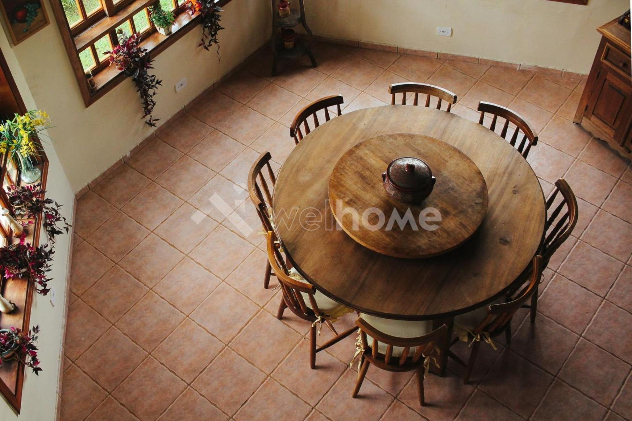 Casa em condomínio com piscina e acesso a represa