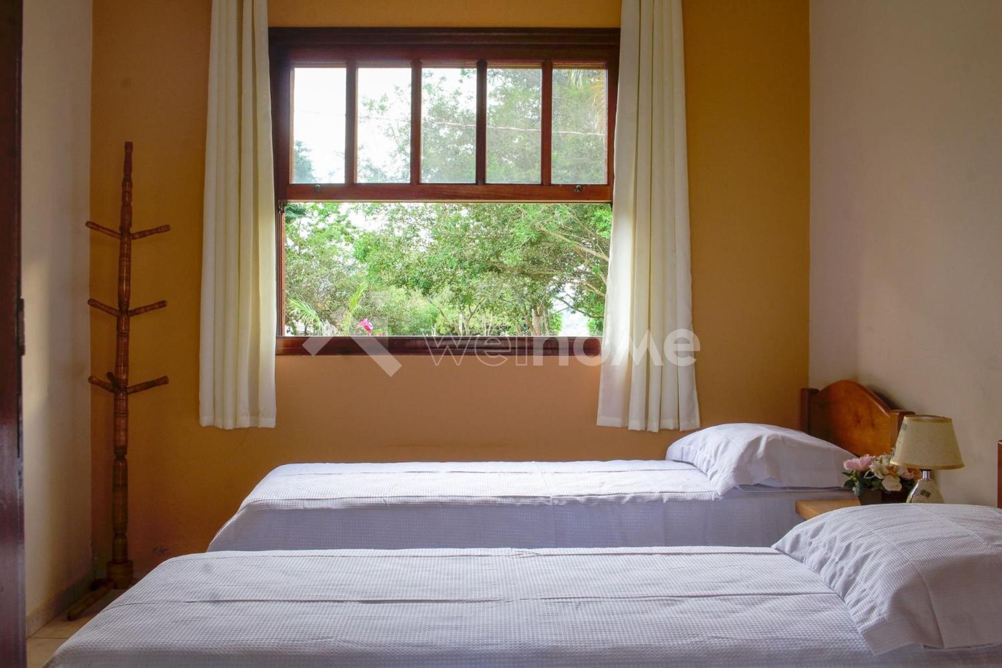 Casa em condomínio com piscina e acesso a represa