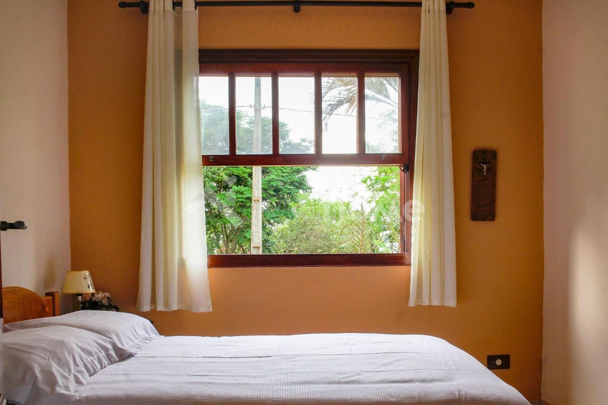 Casa em condomínio com piscina e acesso a represa
