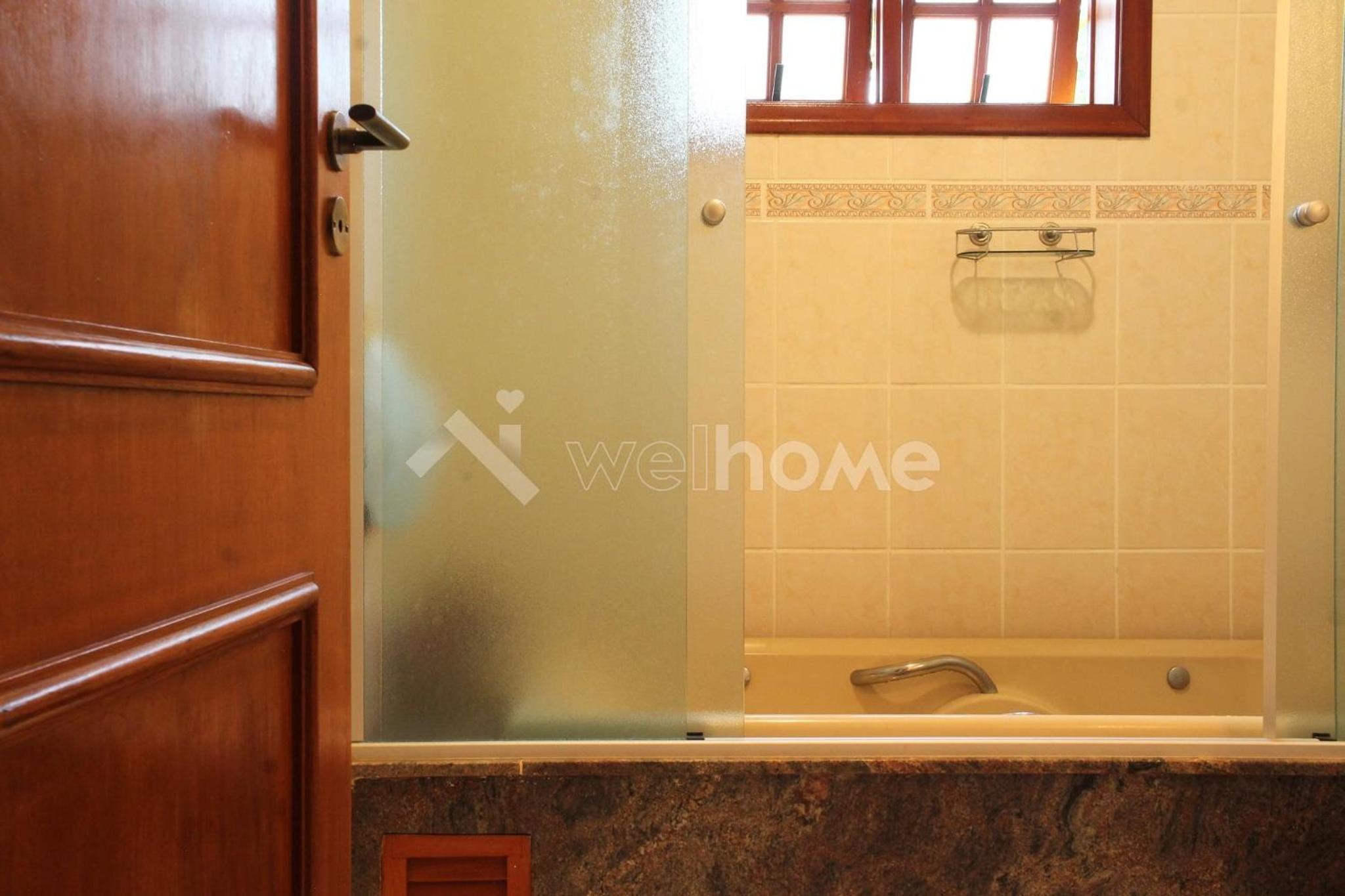 Casa em condomínio com piscina e acesso a represa