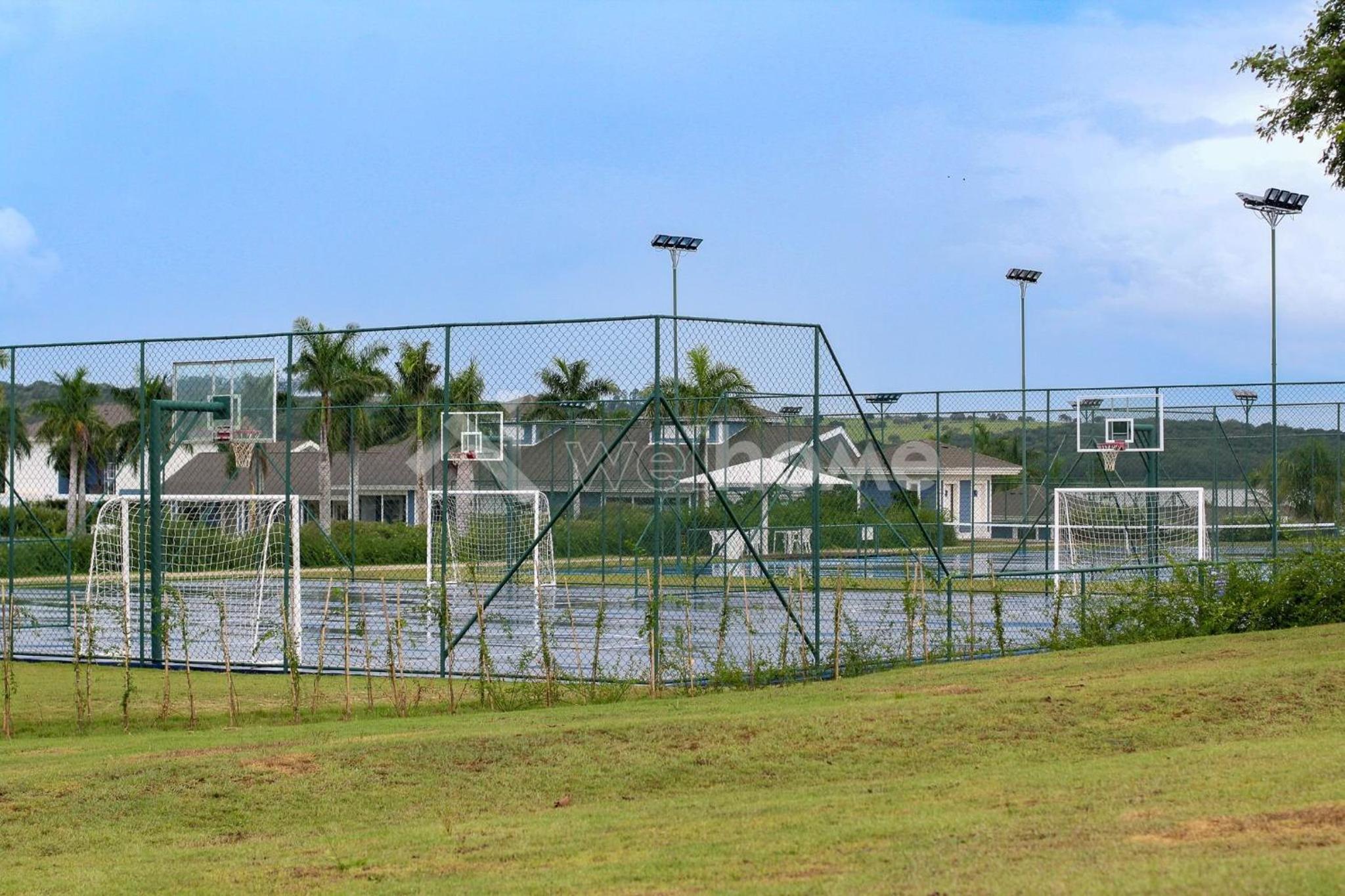 Casa em condomínio com piscina e acesso a represa