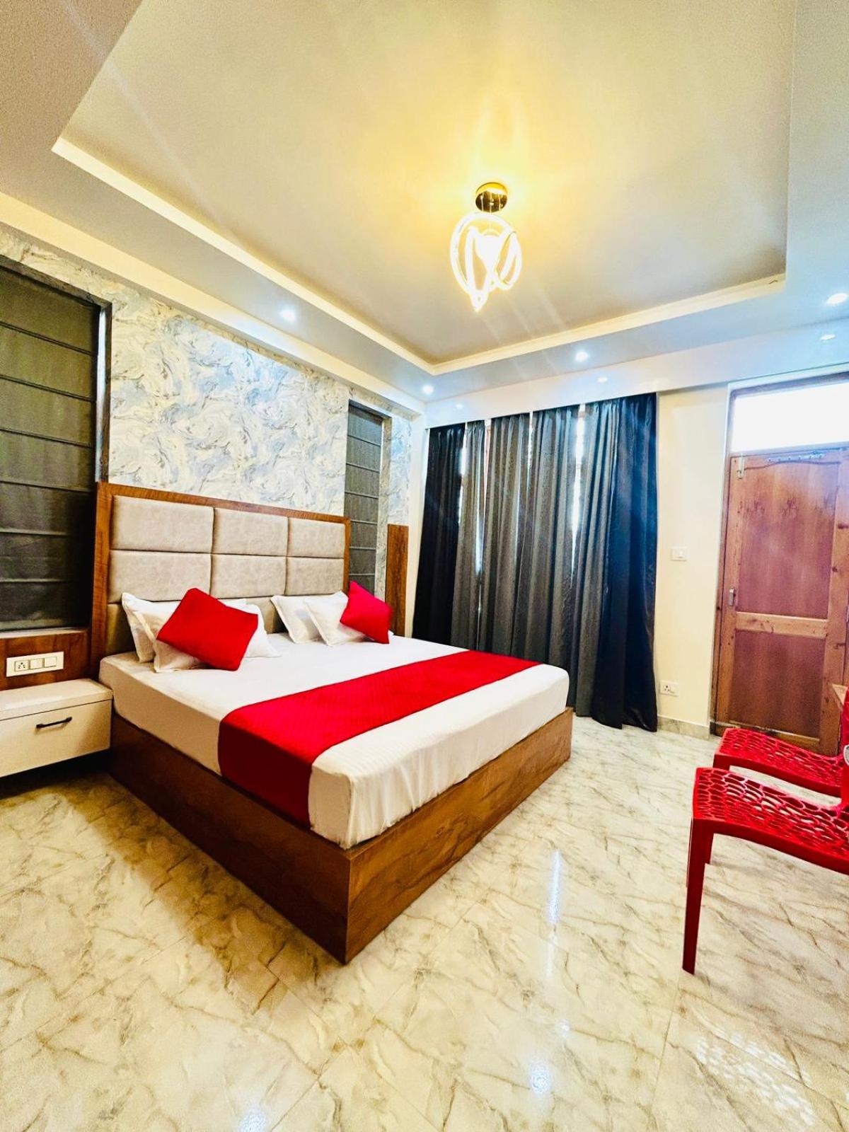 Wake Up to Valley View - 3BHK with Balcony - Mall Rd