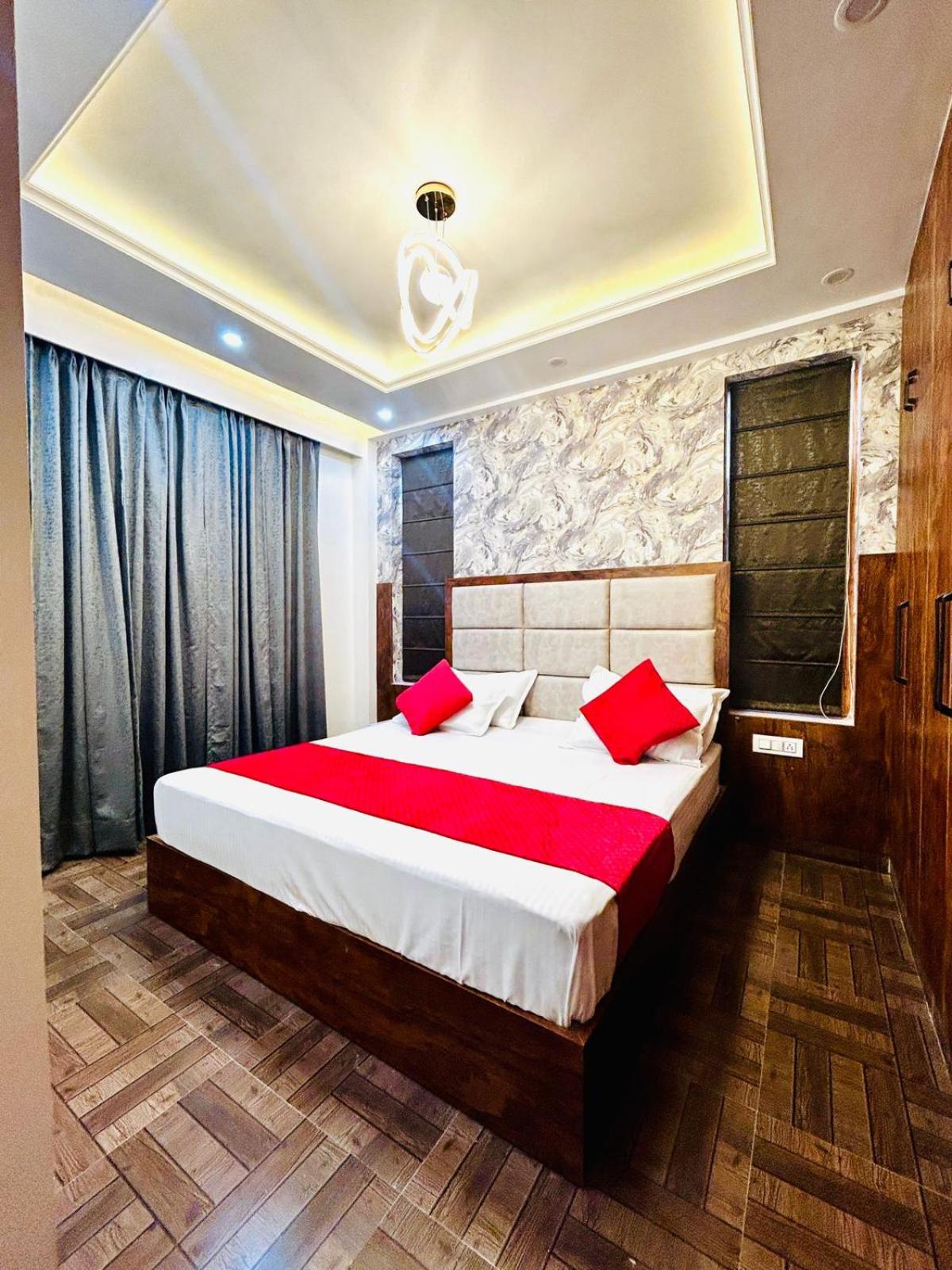 Wake Up to Valley View - 3BHK with Balcony - Mall Rd