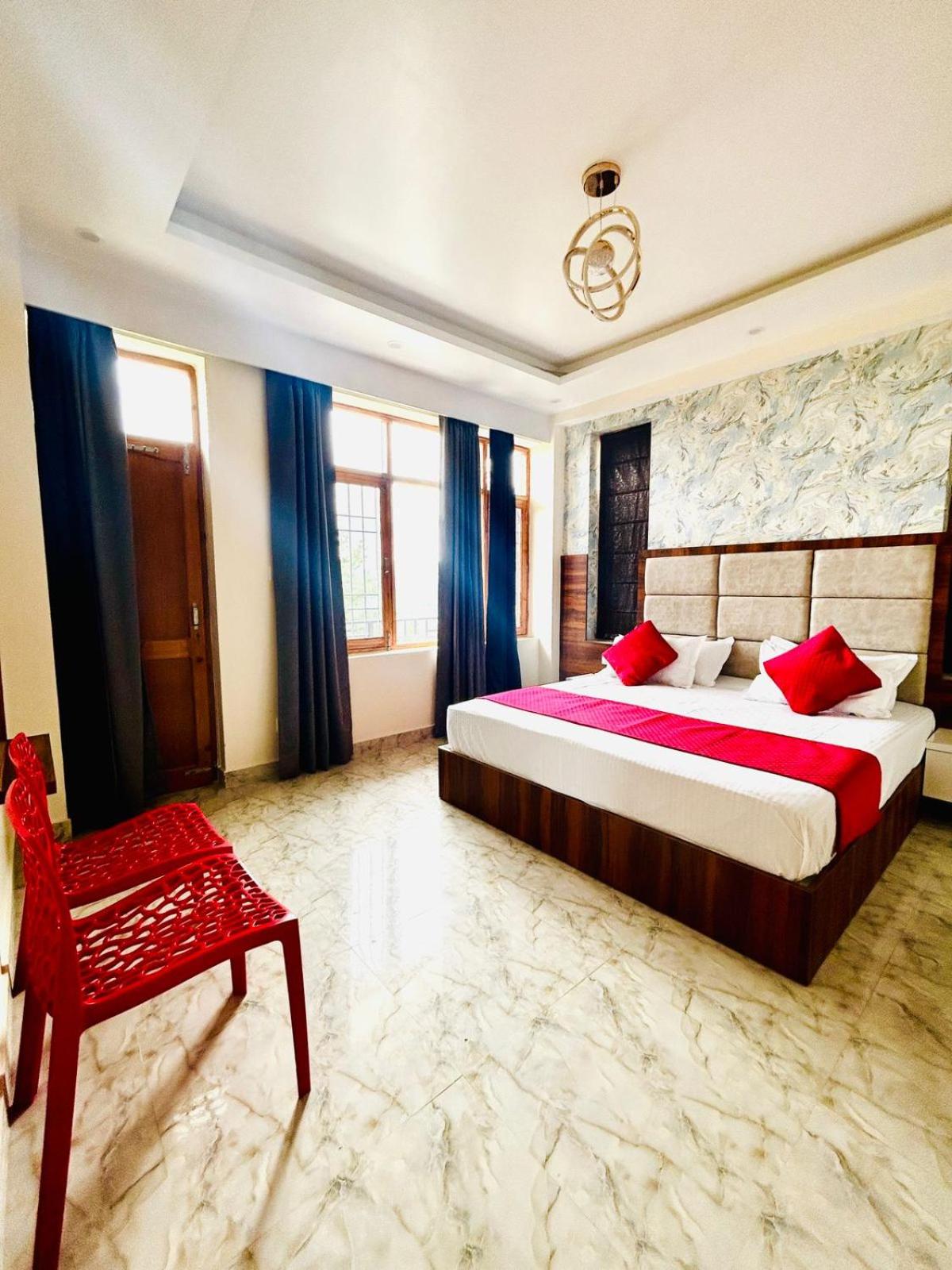 Wake Up to Valley View - 3BHK with Balcony - Mall Rd