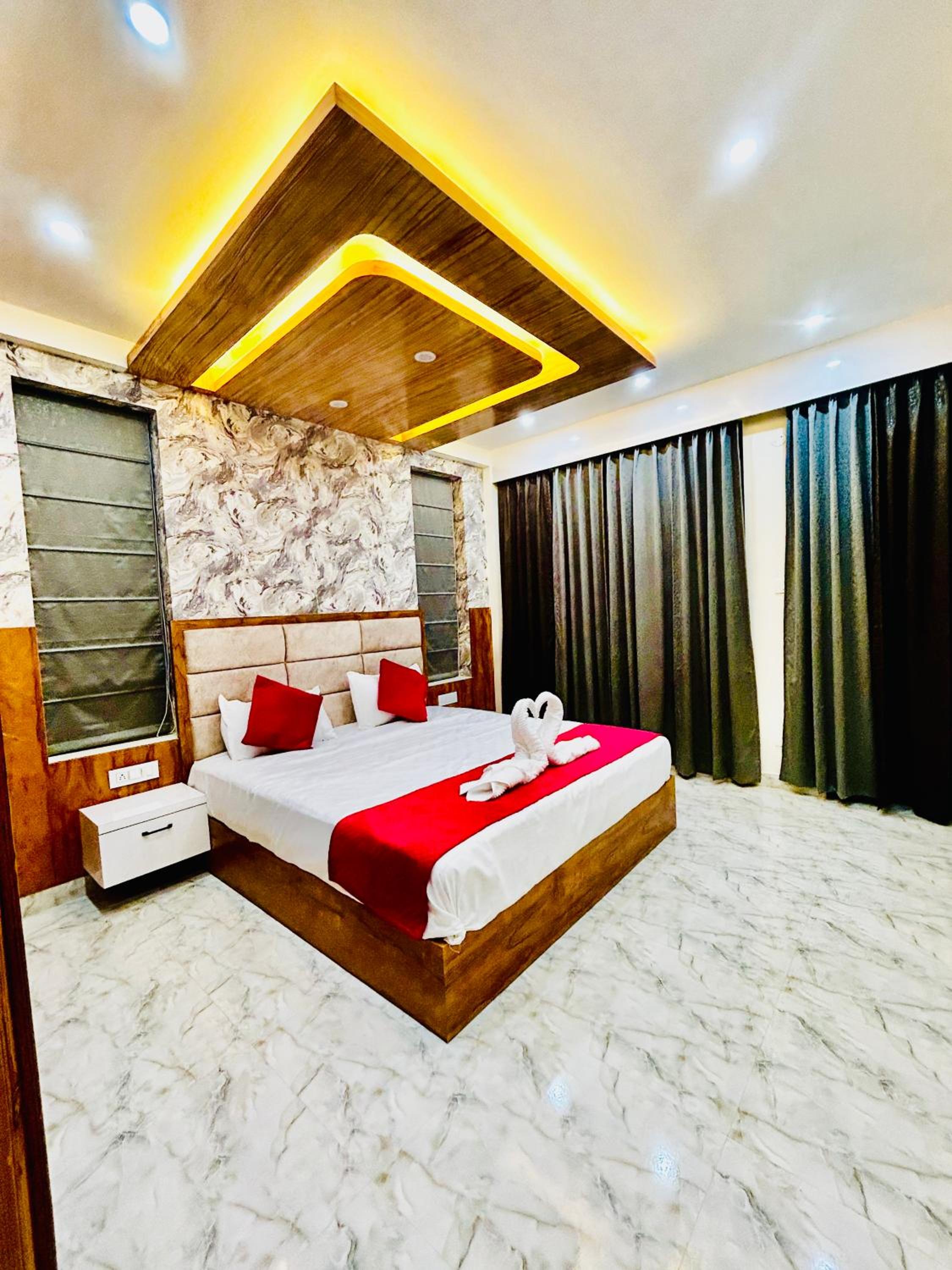 Wake Up to Valley View - 3BHK with Balcony - Mall Rd