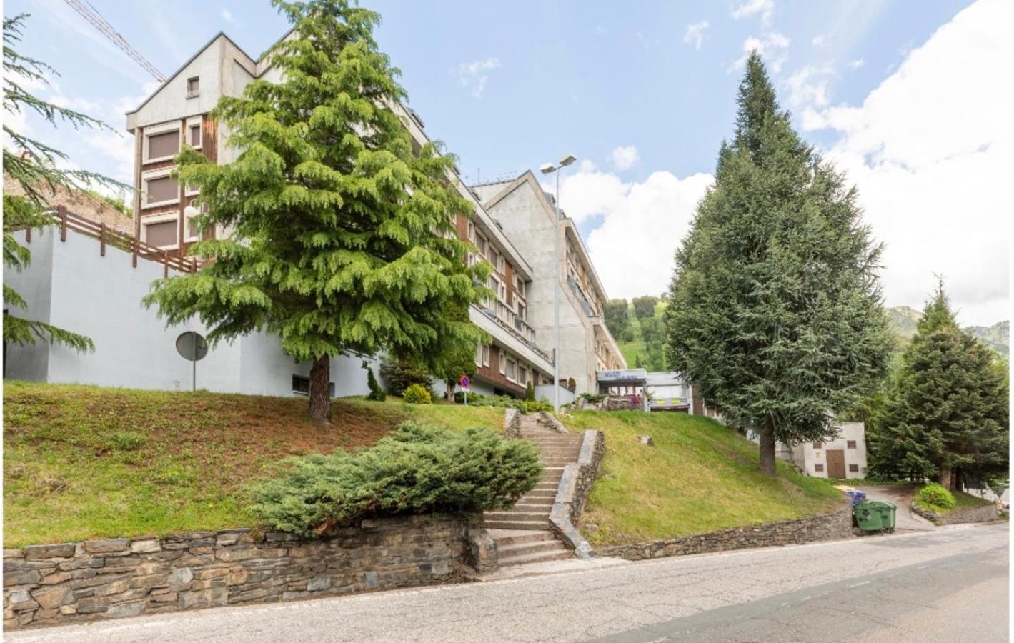 CHIC HUMARALET, pie de pistas, free parking view 4