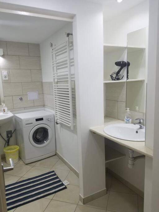 Big COZY - Skyfall Apartment 3 BDRM 6 BEDS 1&Half Baths