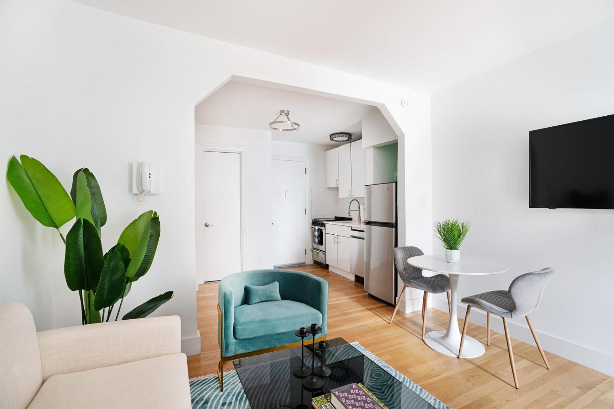 444-3F Newly renovated 1BR in Hell's Kitchen