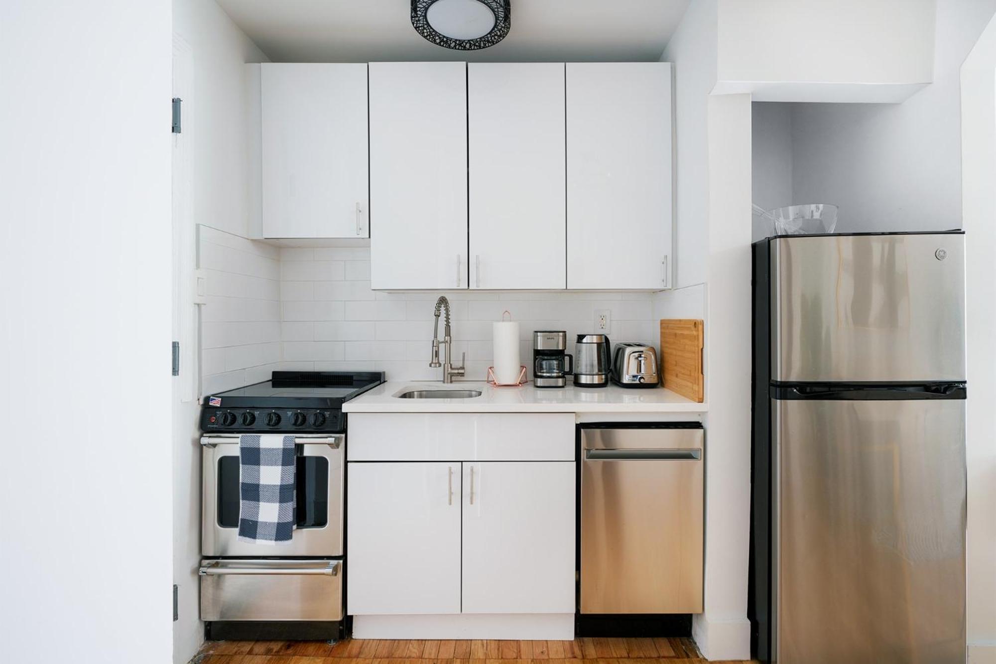 444-3F Newly renovated 1BR in Hell's Kitchen
