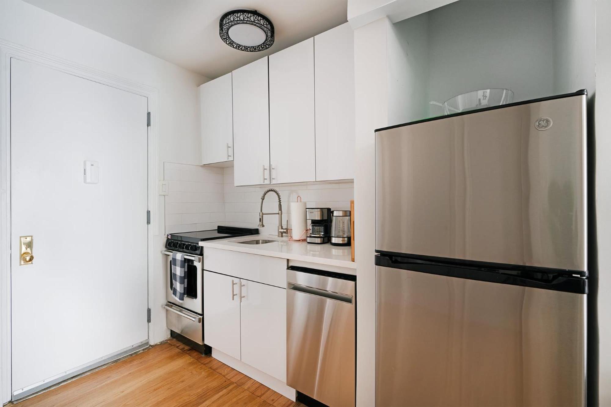 444-3F Newly renovated 1BR in Hell's Kitchen