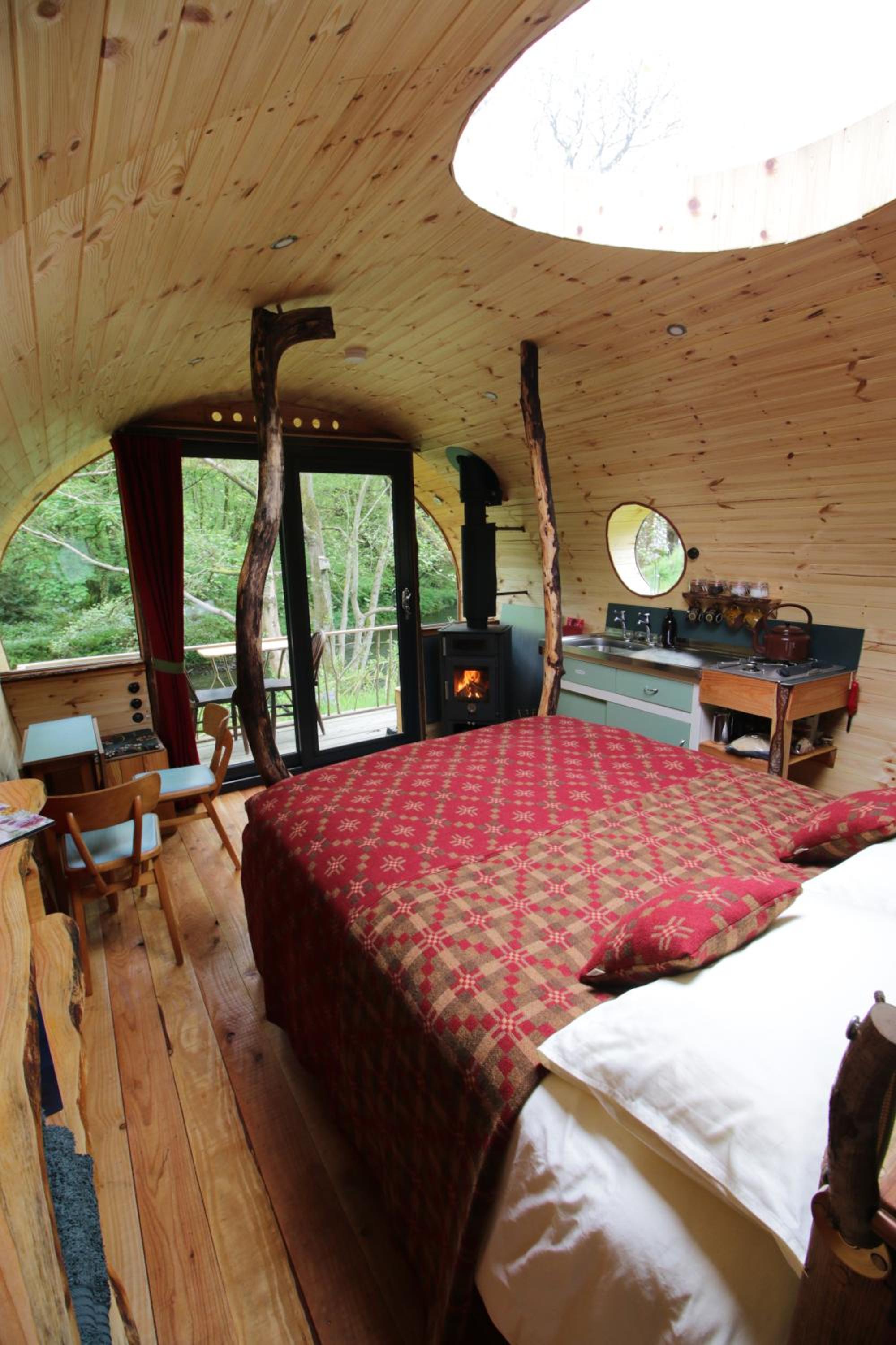 Caban Delor. Off-grid glamping experience. Walking distance into Caernarfon. 20-min drive to Snowdonia or Anglesey. view 4