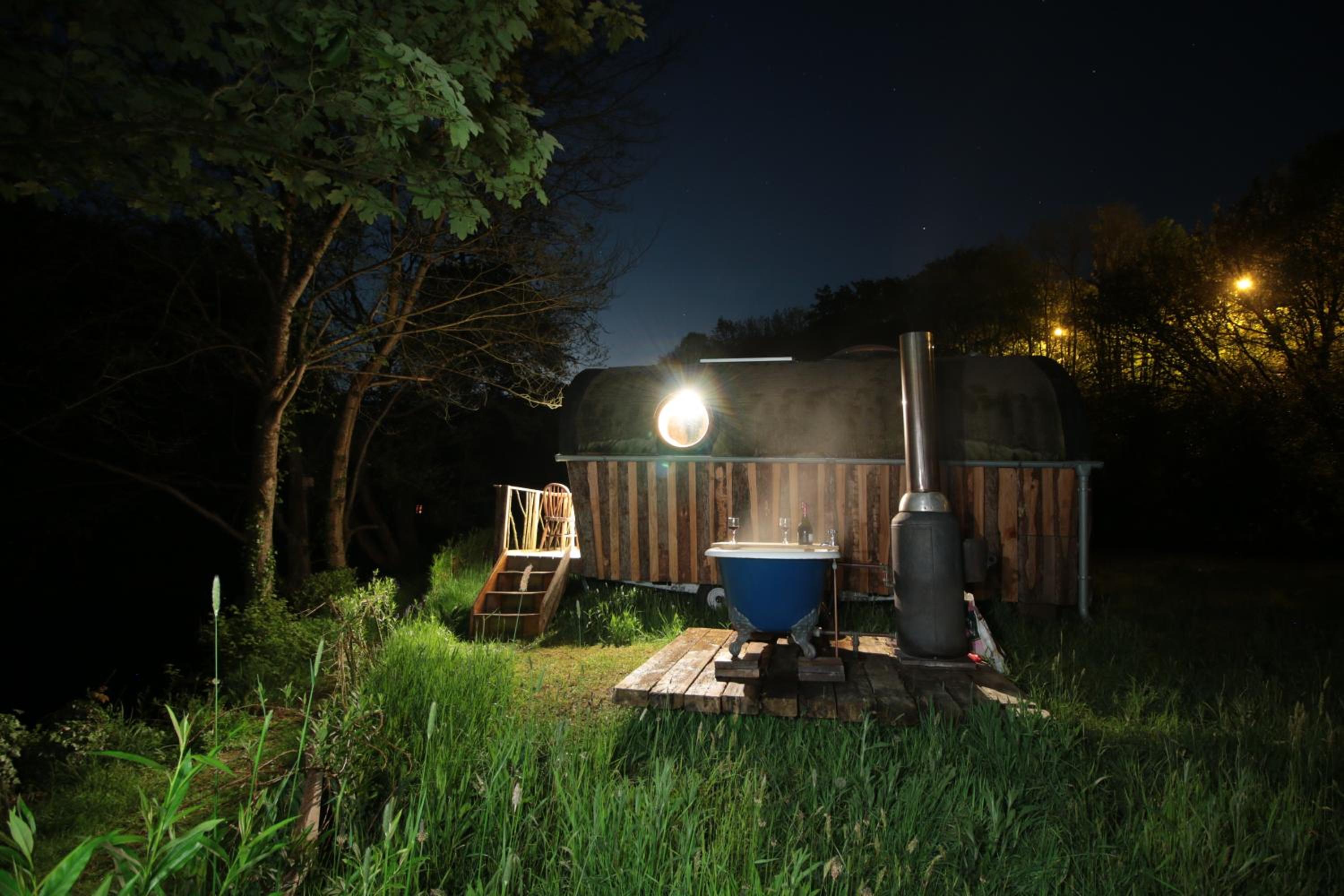 Caban Delor. Off-grid glamping experience. Walking distance into Caernarfon. 20-min drive to Snowdonia or Anglesey. view 3