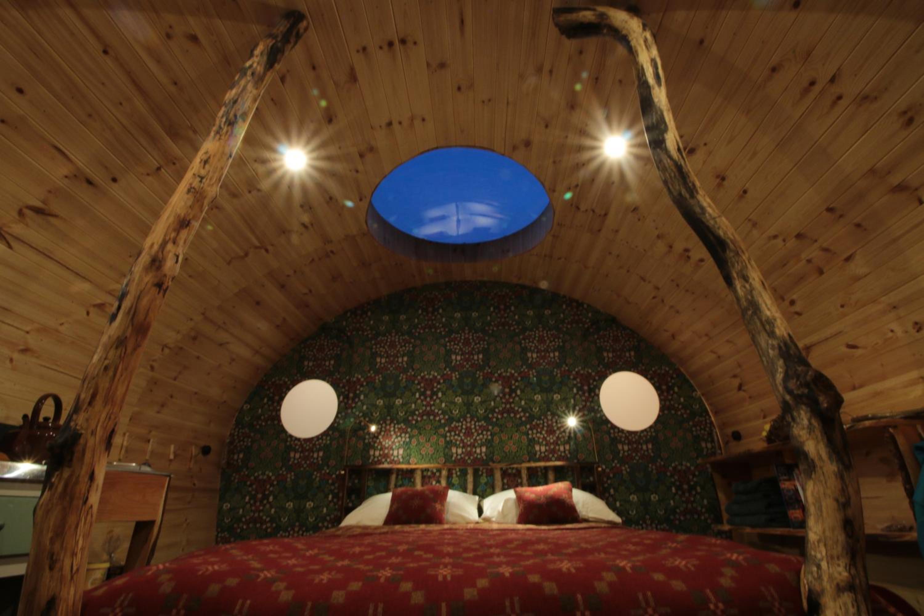 Caban Delor. Off-grid glamping experience. Walking distance into Caernarfon. 20-min drive to Snowdonia or Anglesey. view 2