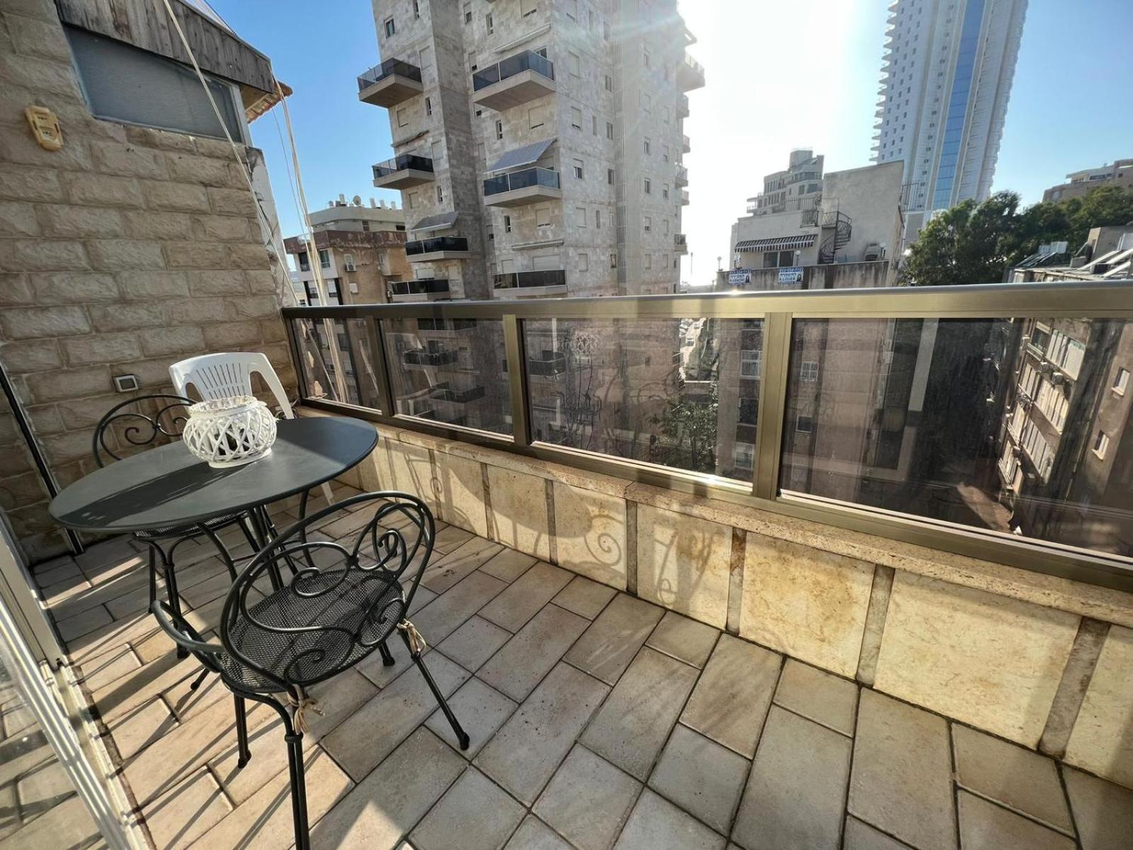 Grand appartement 7 personnes NETANYA proximité immédiate kikar plage immeuble KING KORESH view 5