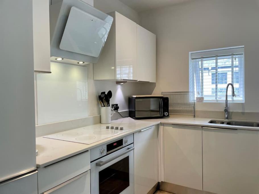 Modern 2 bed flat w parking, dog friendly, central view 2
