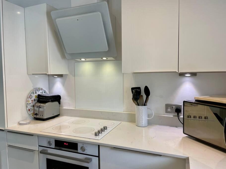 Modern 2 bed flat w parking, dog friendly, central view 3