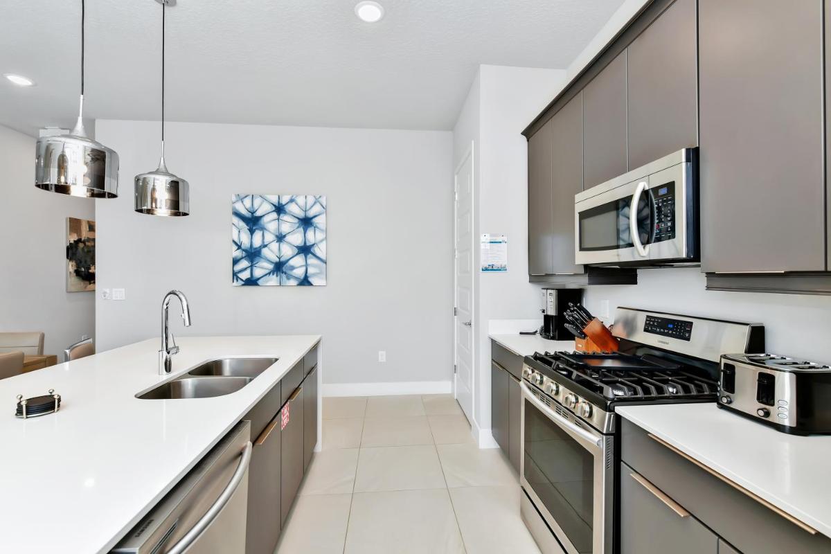 Stylish Condo near Disney w Hotel Amenities 7770- 26-110
