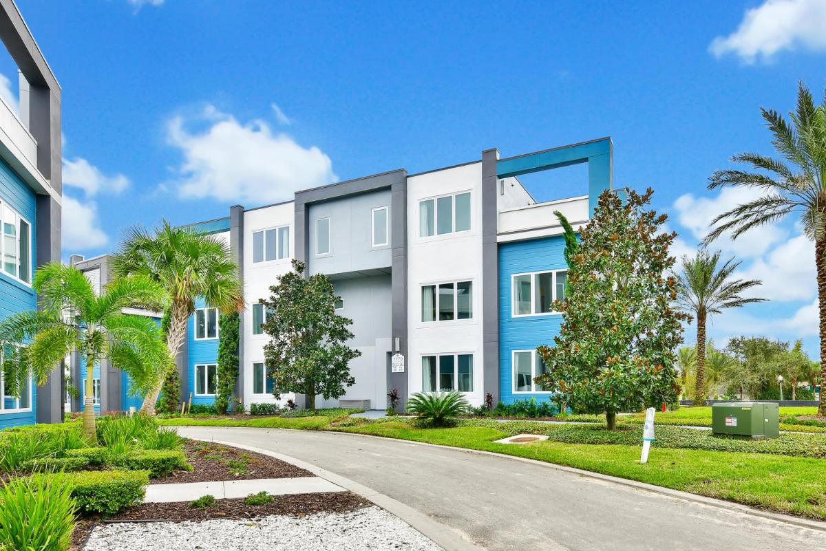 Stylish Condo near Disney w Hotel Amenities 7770- 26-110