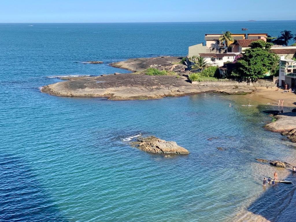 Apartamento vista do mar, pé na areia e águas tranquilas, no cento de Guarapari