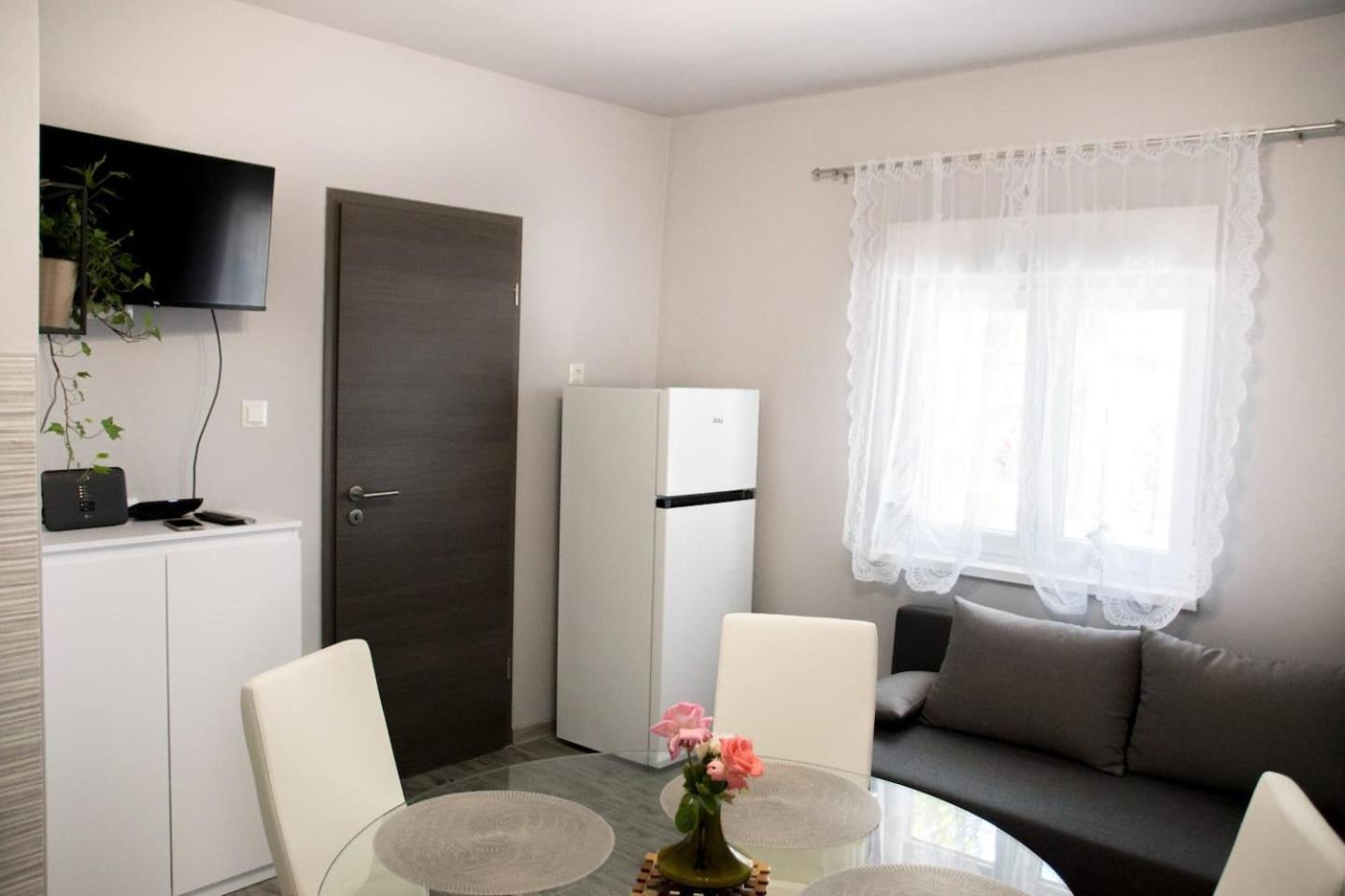 Apartment Bruna-Balcony & Free Parking near Split