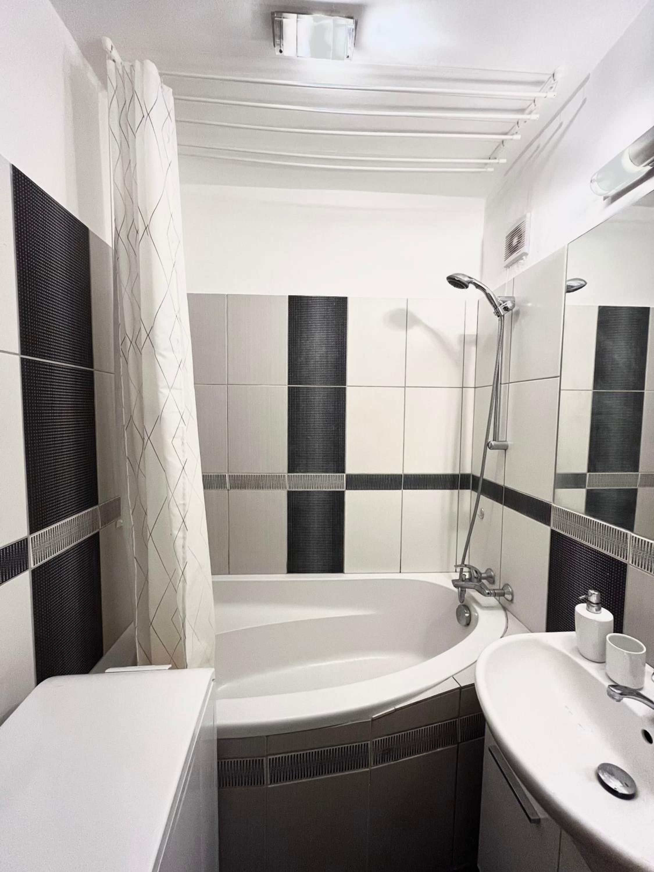 Elegant Escape apartment - free parking, easy access to City Centre view 5