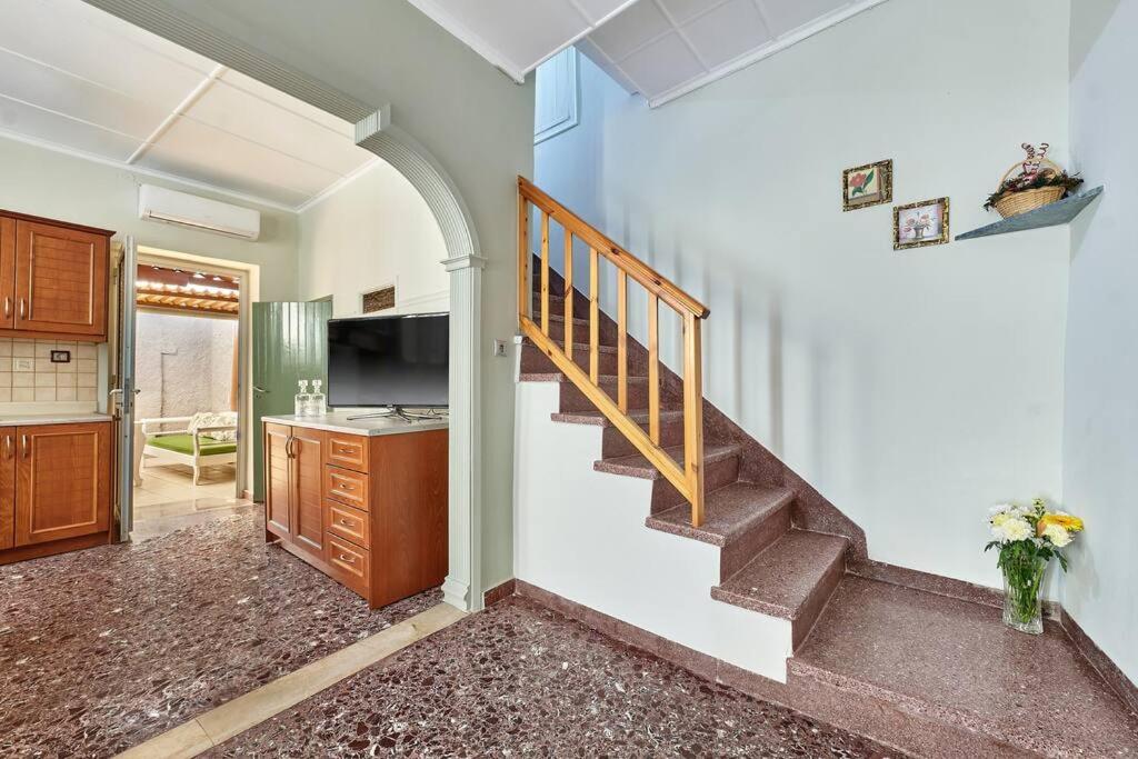 Centrally Yours: Spacious House in the City Center view 3