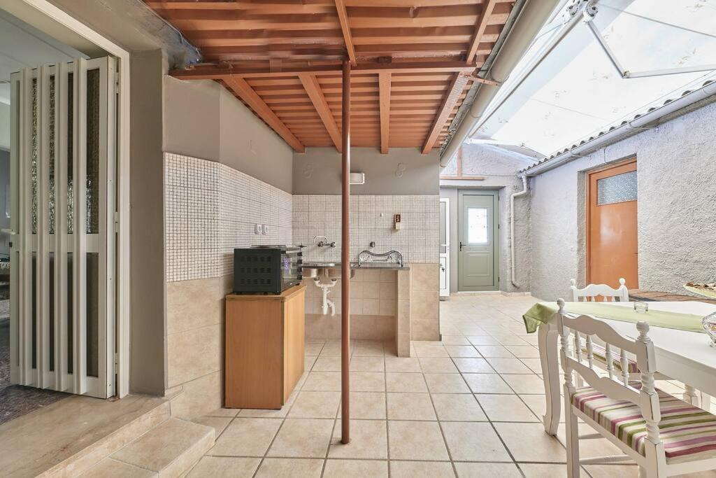 Centrally Yours: Spacious House in the City Center view 5