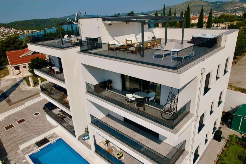 Apartment Ivano with pool & jacuzzi view 5