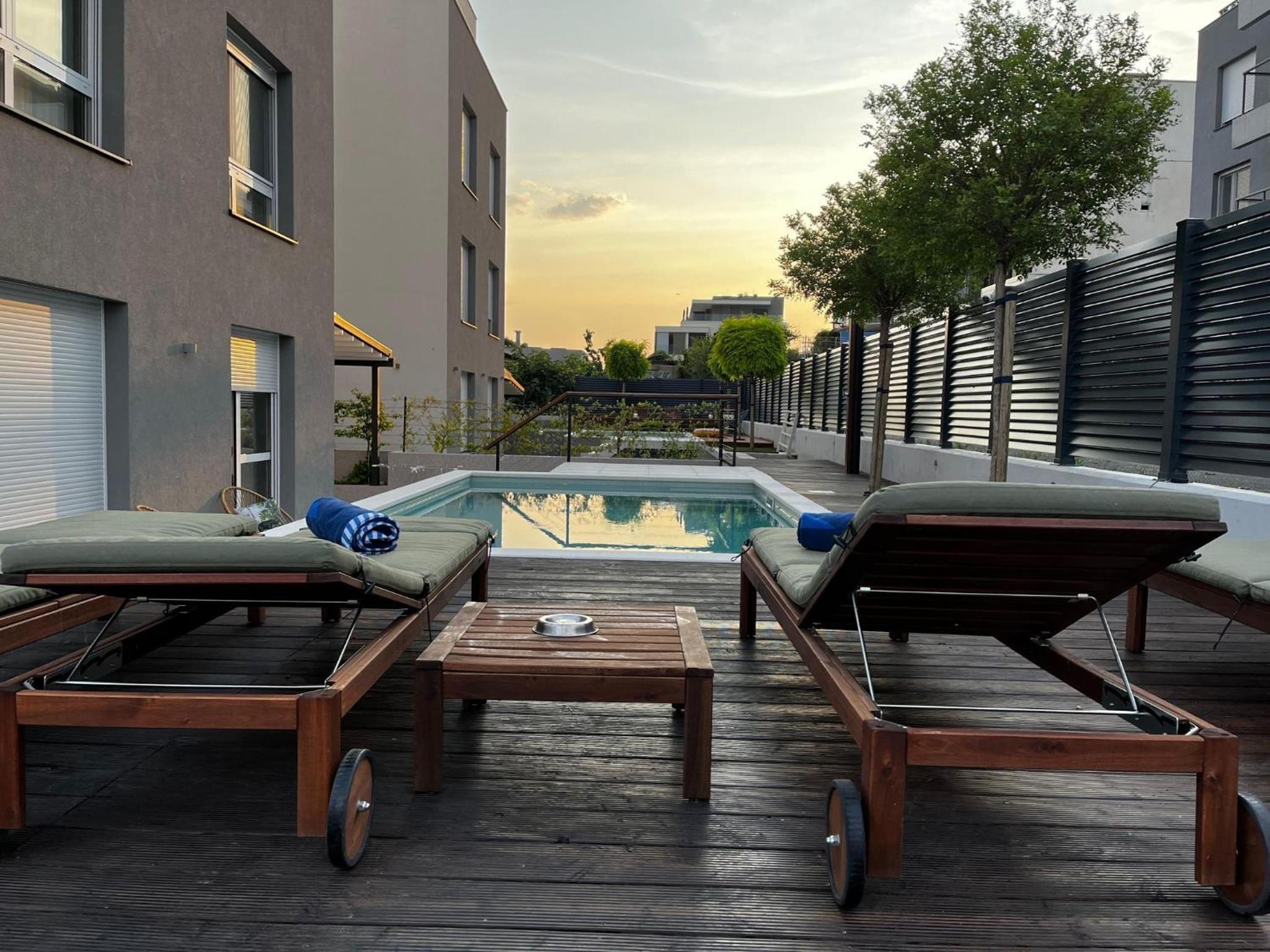 Cozy seaside apartment with pool & terrace view 4