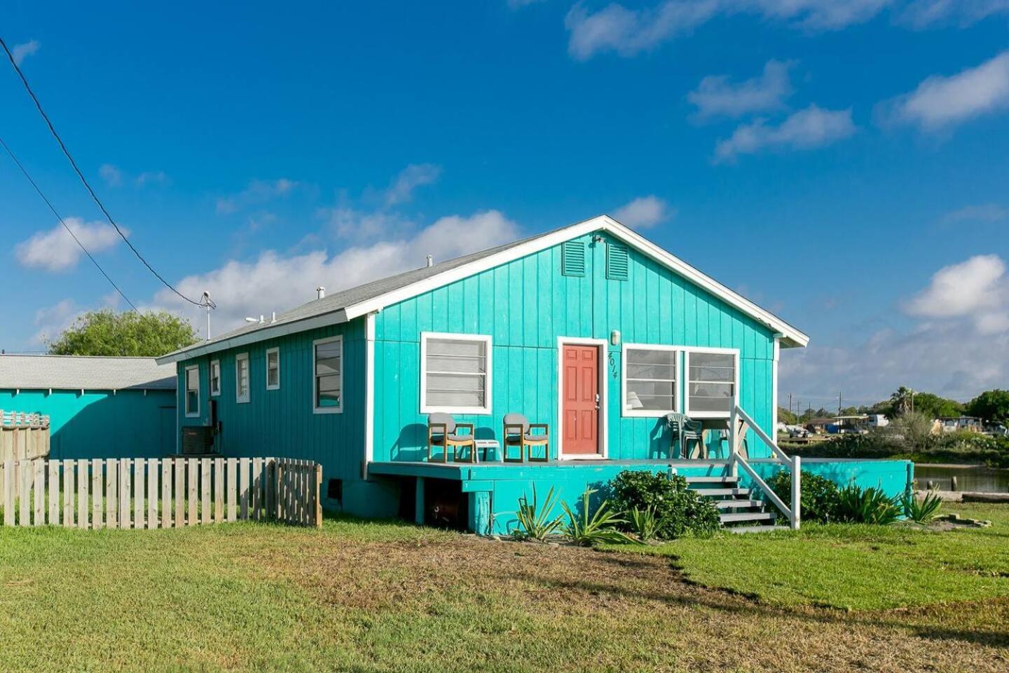 Waterfront Laguna Madre Bayhouse - Fishing, Birding & Family Retreat