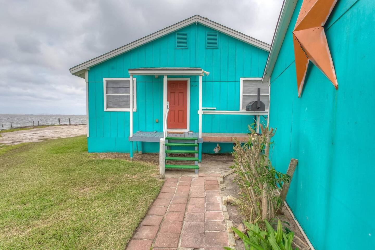 Waterfront Laguna Madre Bayhouse - Fishing, Birding & Family Retreat