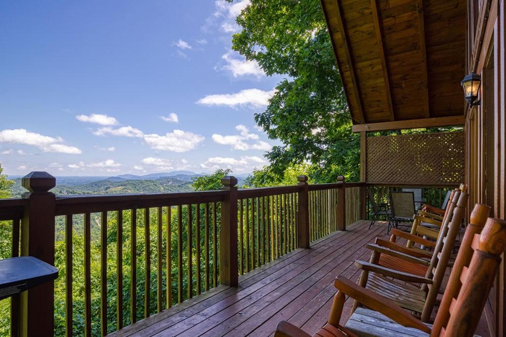 Buzzard Roost, Awesome Mountain Views, Game Room, Hot Tub, Free Attraction Tickets, WIFI!!! view 2
