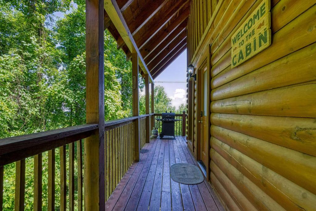 Buzzard Roost, Awesome Mountain Views, Game Room, Hot Tub, Free Attraction Tickets, WIFI!!! view 3