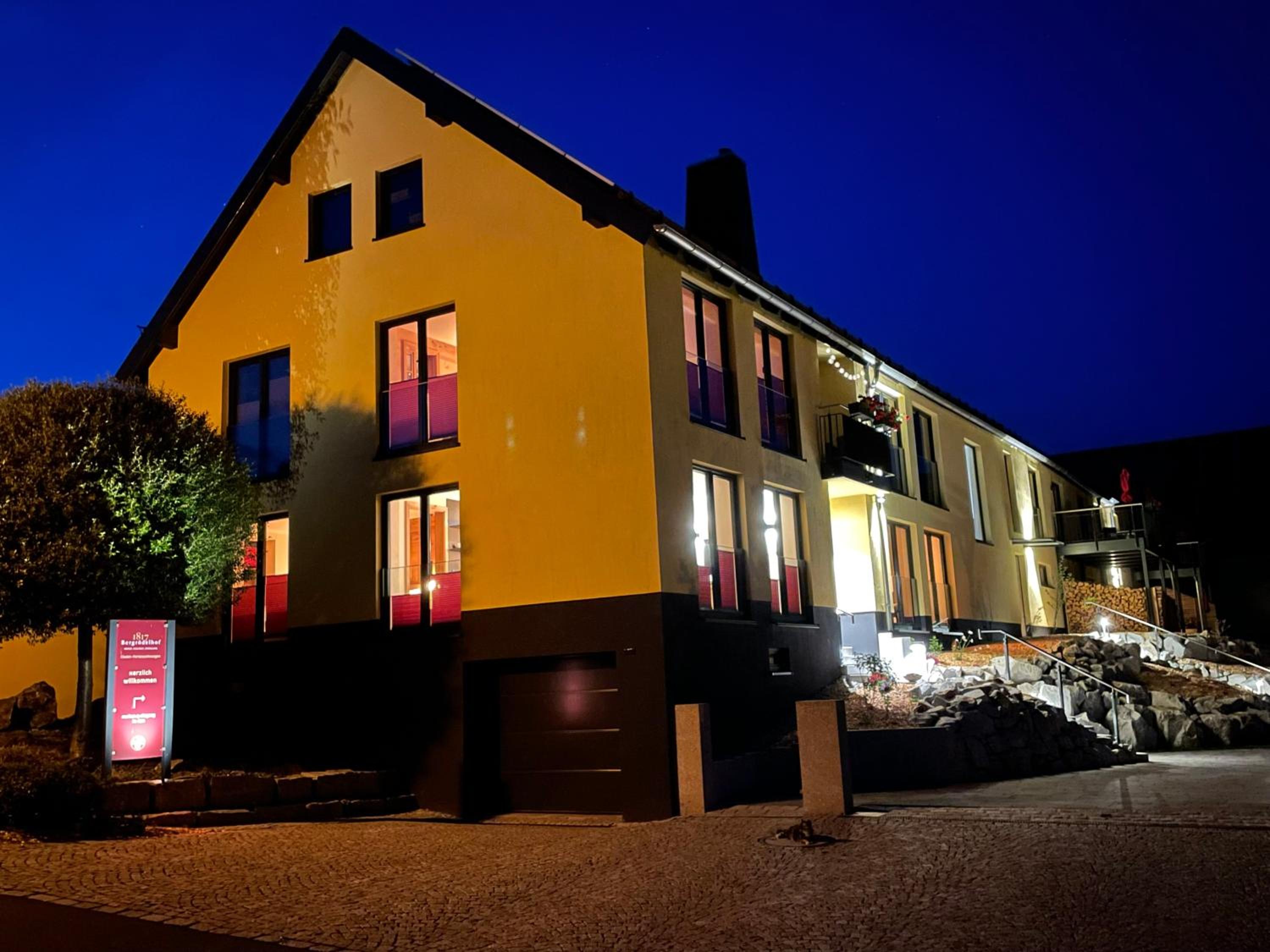 Ferienwohnung im Chaletstil Schlossblick 51 qm Wellness Fitness Sauna Bergrödelhof