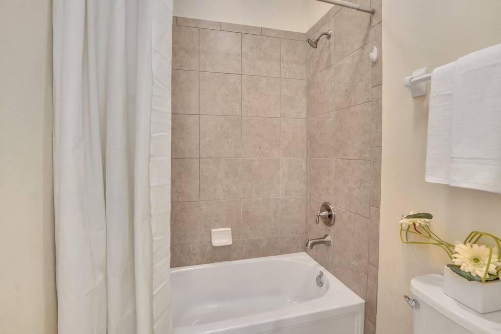 450 Paradise 8BD Villa- Game Room PoolSpa