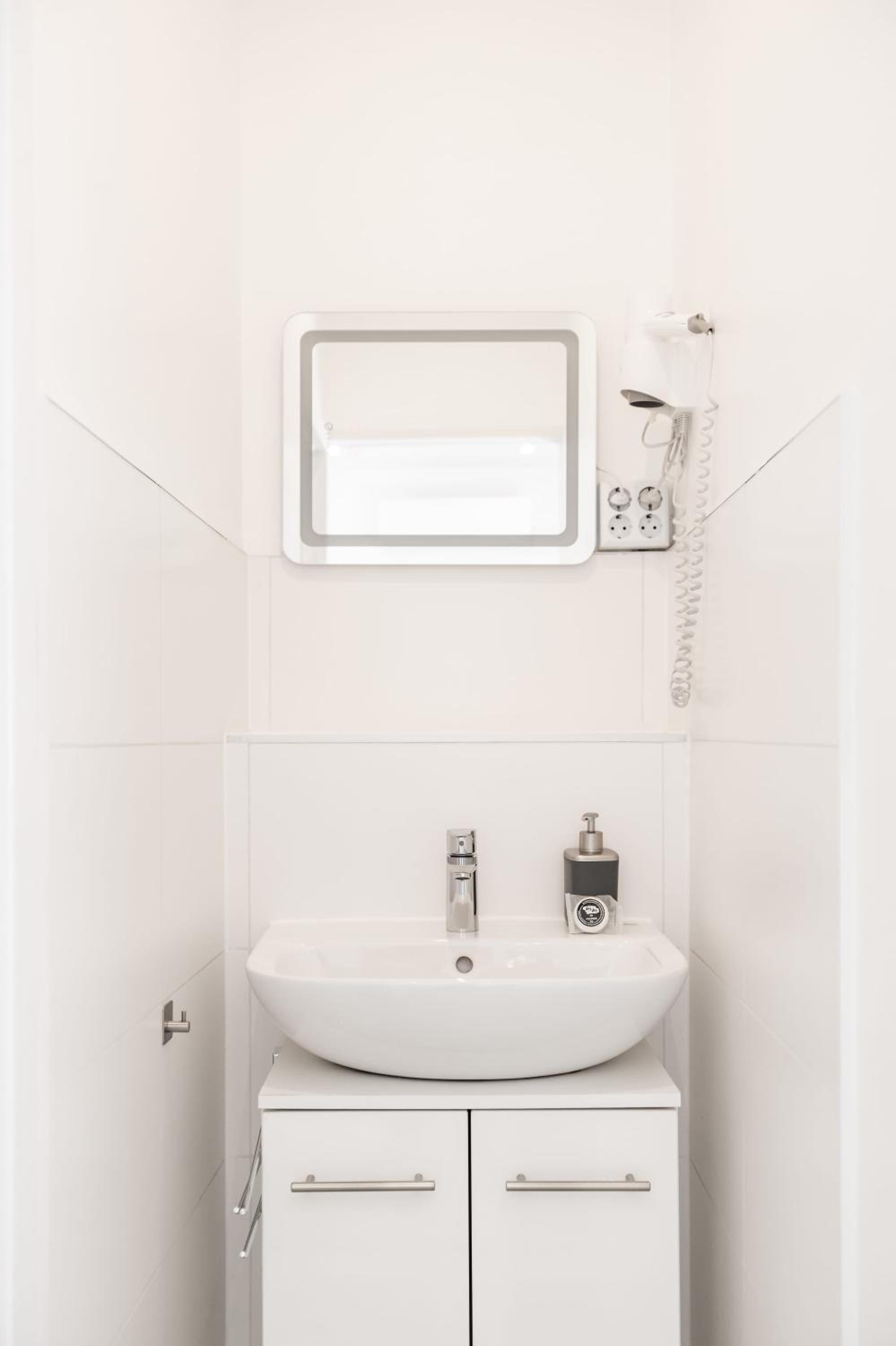 Rooms by StayStay I 24 Hours Check-In