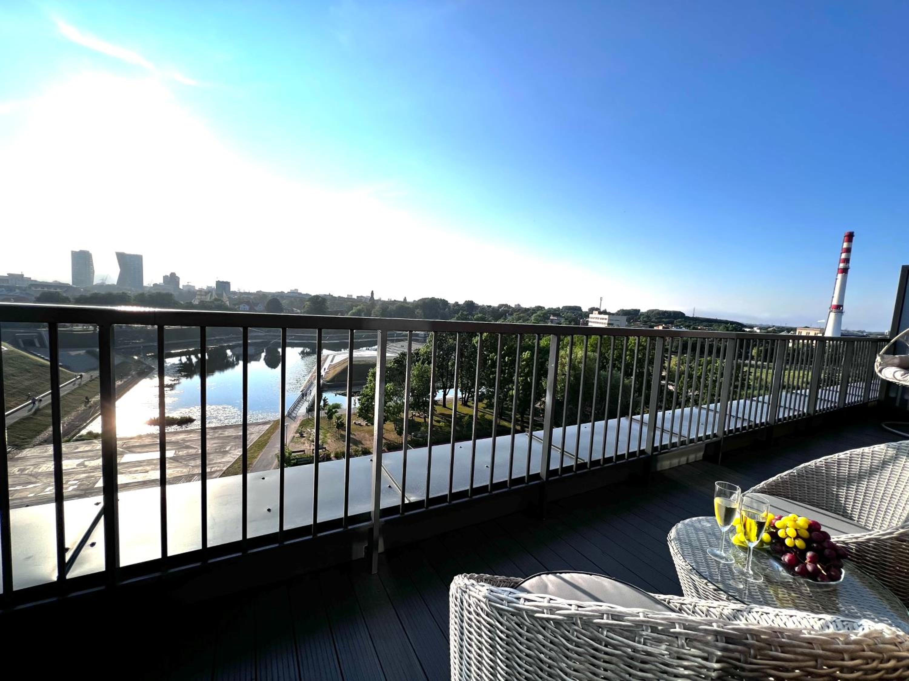 Jonas Hill SkyView Apartment view 3