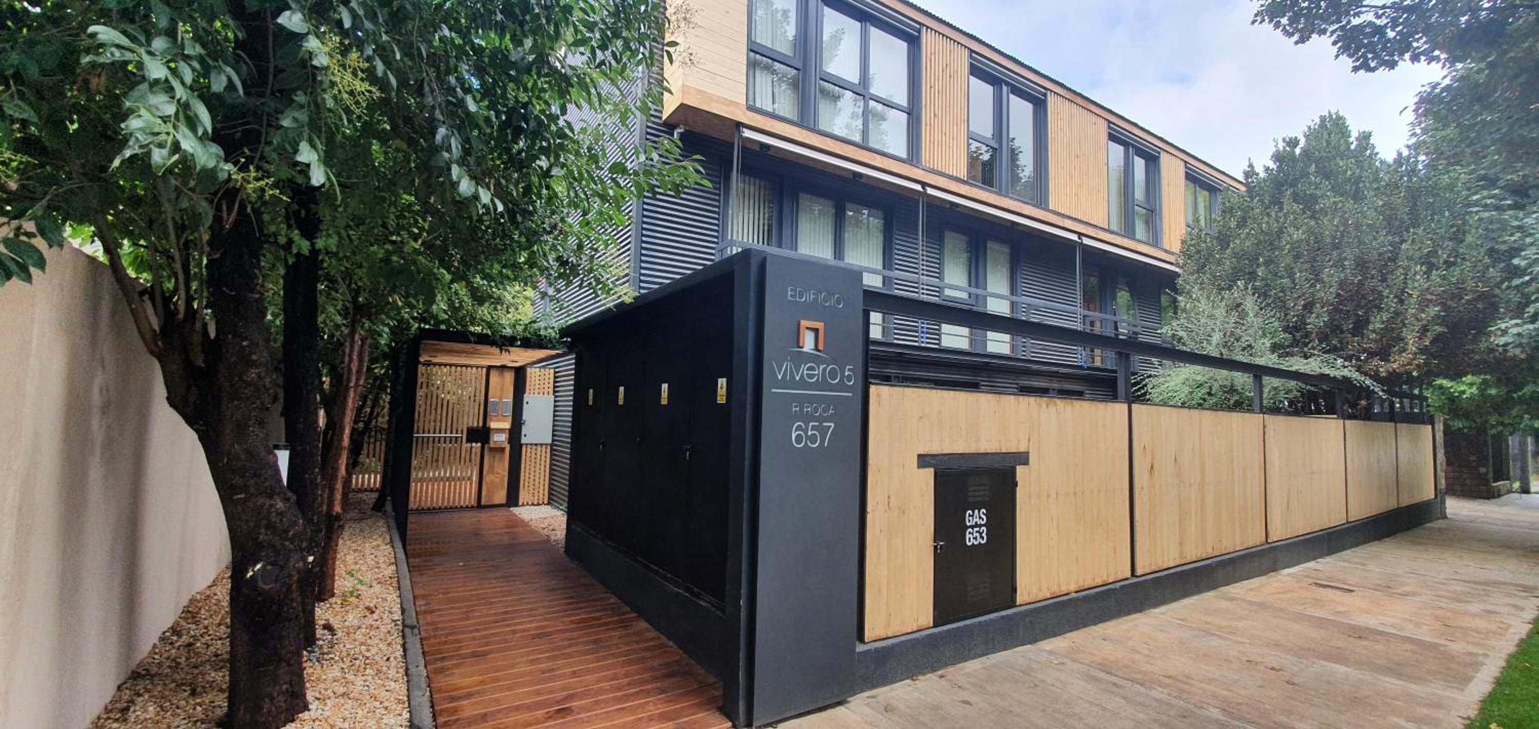 Hermoso monoambiente de diseño único, con patio, en el centro de SMA. 4v5