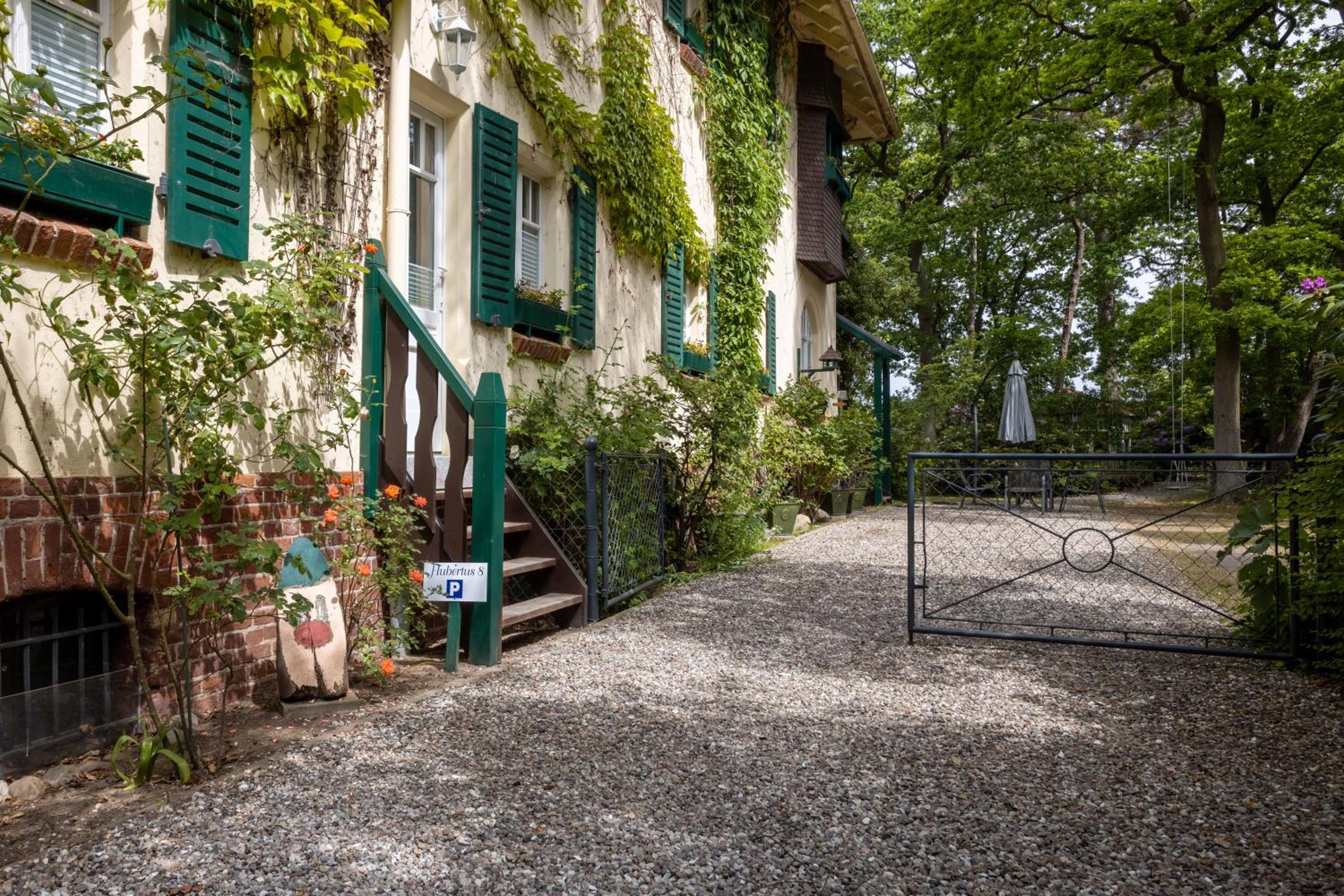 Strandvilla Hubertus Boltenhagen - Ferienwohnungen Apartment mit Parkplatz WLAN Küche Garten Grillplatz Waldbaden