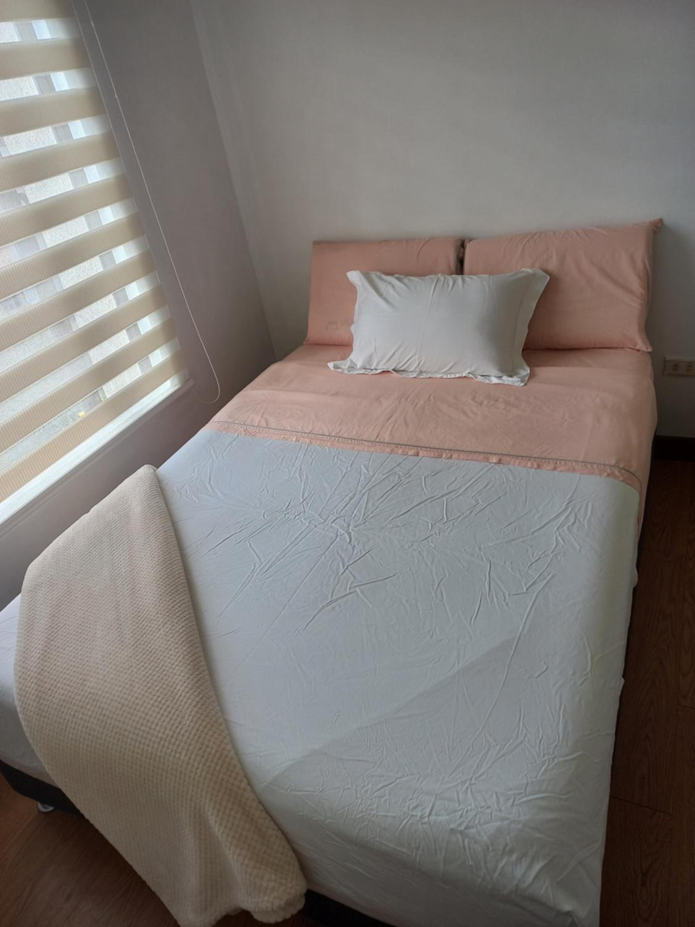 Habitación con cama doble y baño privado, para descansar view 2