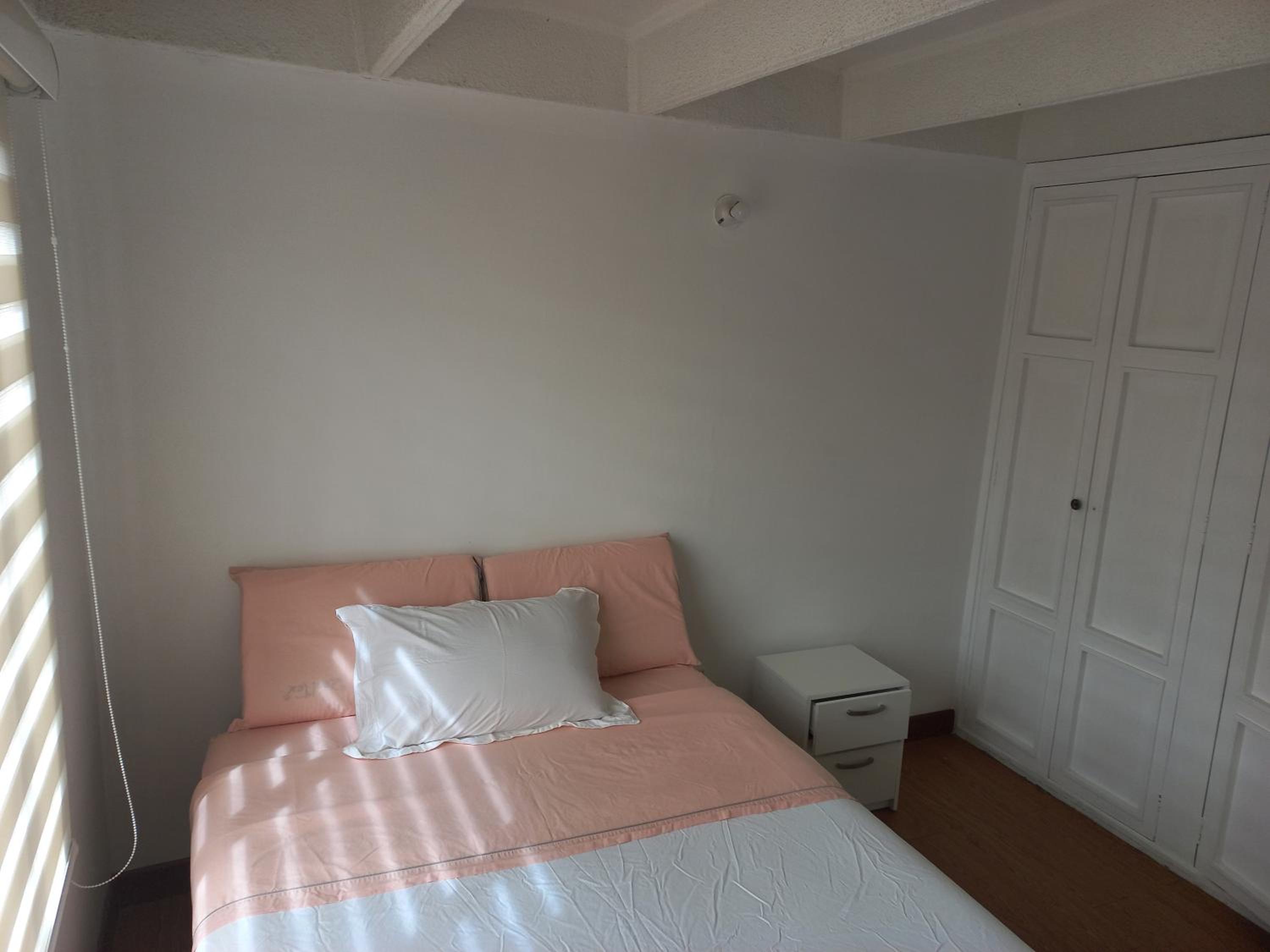 Habitación con cama doble y baño privado, para descansar view 3
