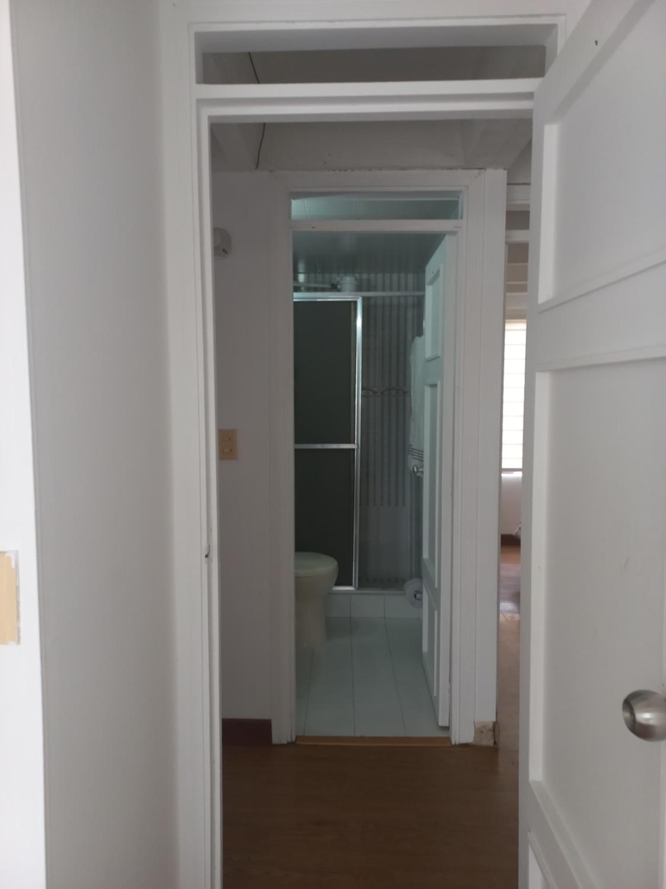 Habitación con cama doble y baño privado, para descansar view 4