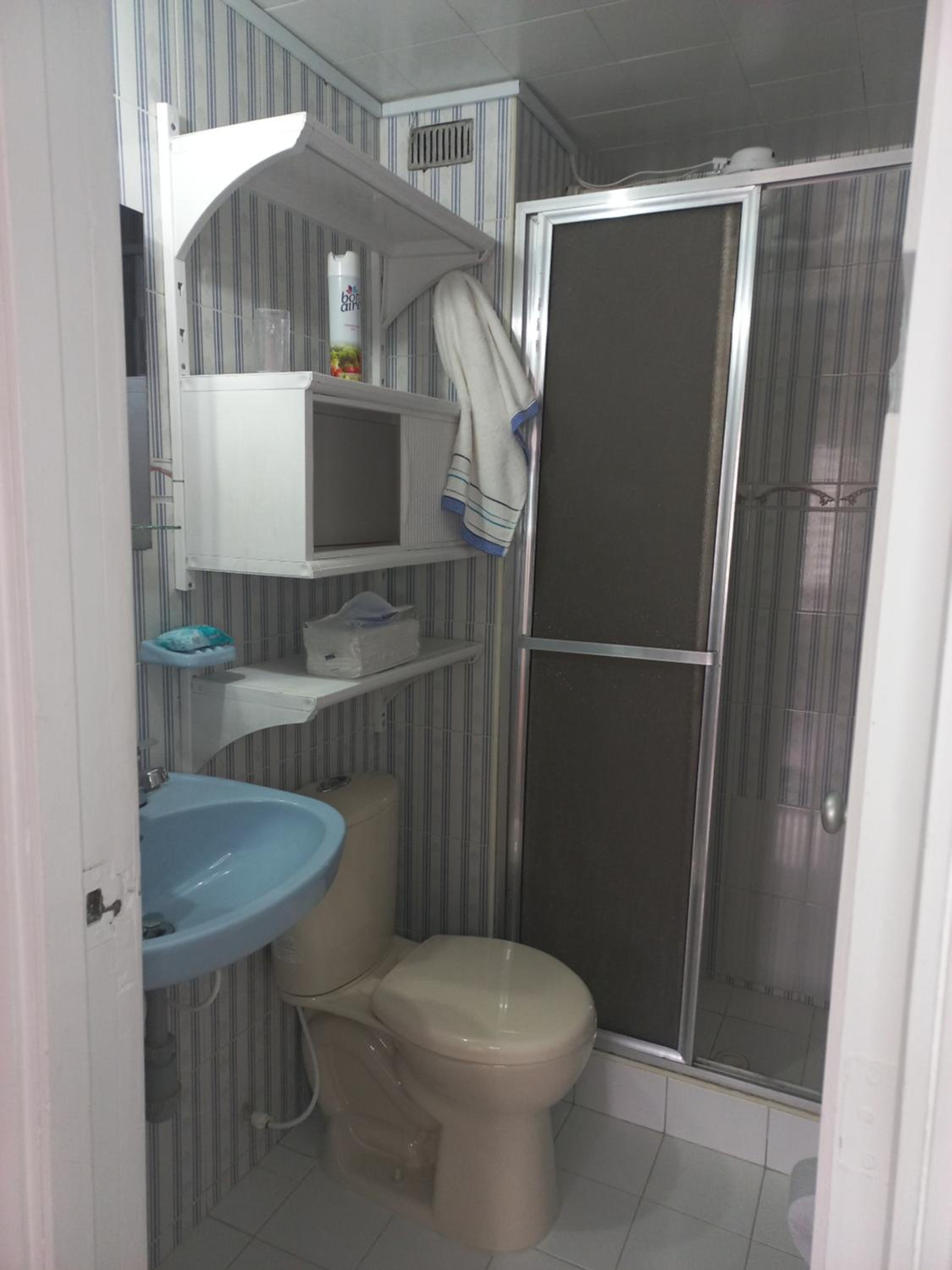 Habitación con cama doble y baño privado, para descansar view 5