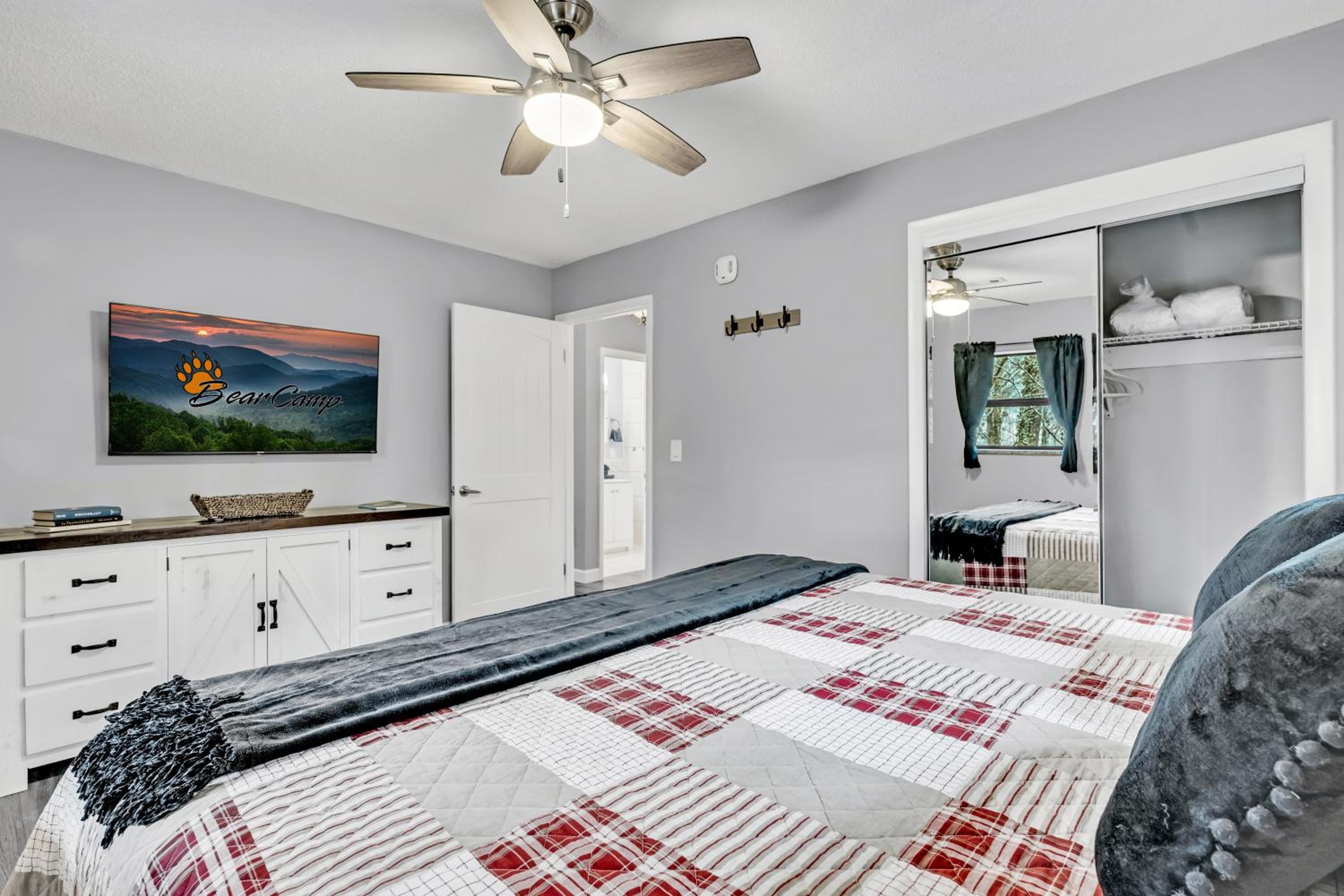 The Cozy Cove, Hot Tub, WIFI, 560 FREE tickets each paid day