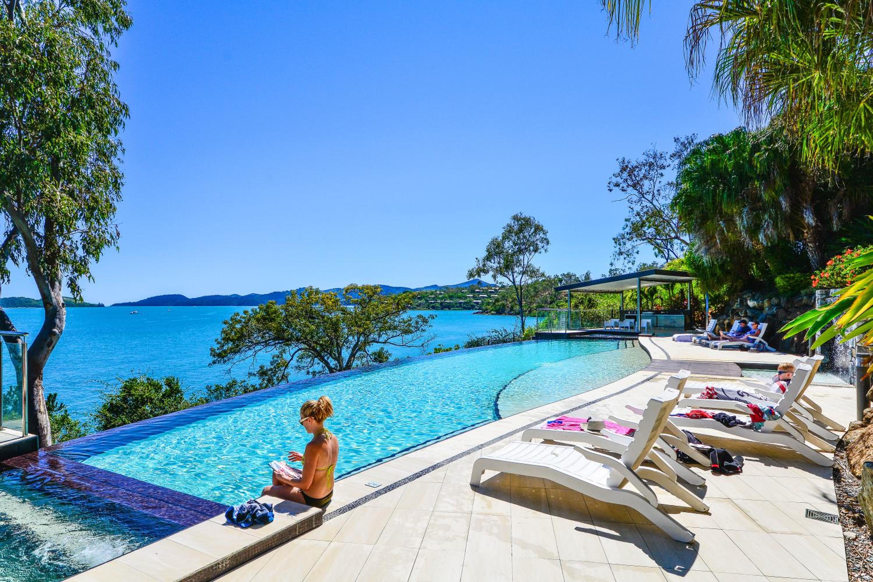 Edge 5 Oceanfront 3-Bedroom Apartment - Featuring an Infinity Pool, Spa Bath, Buggy and Valet Service