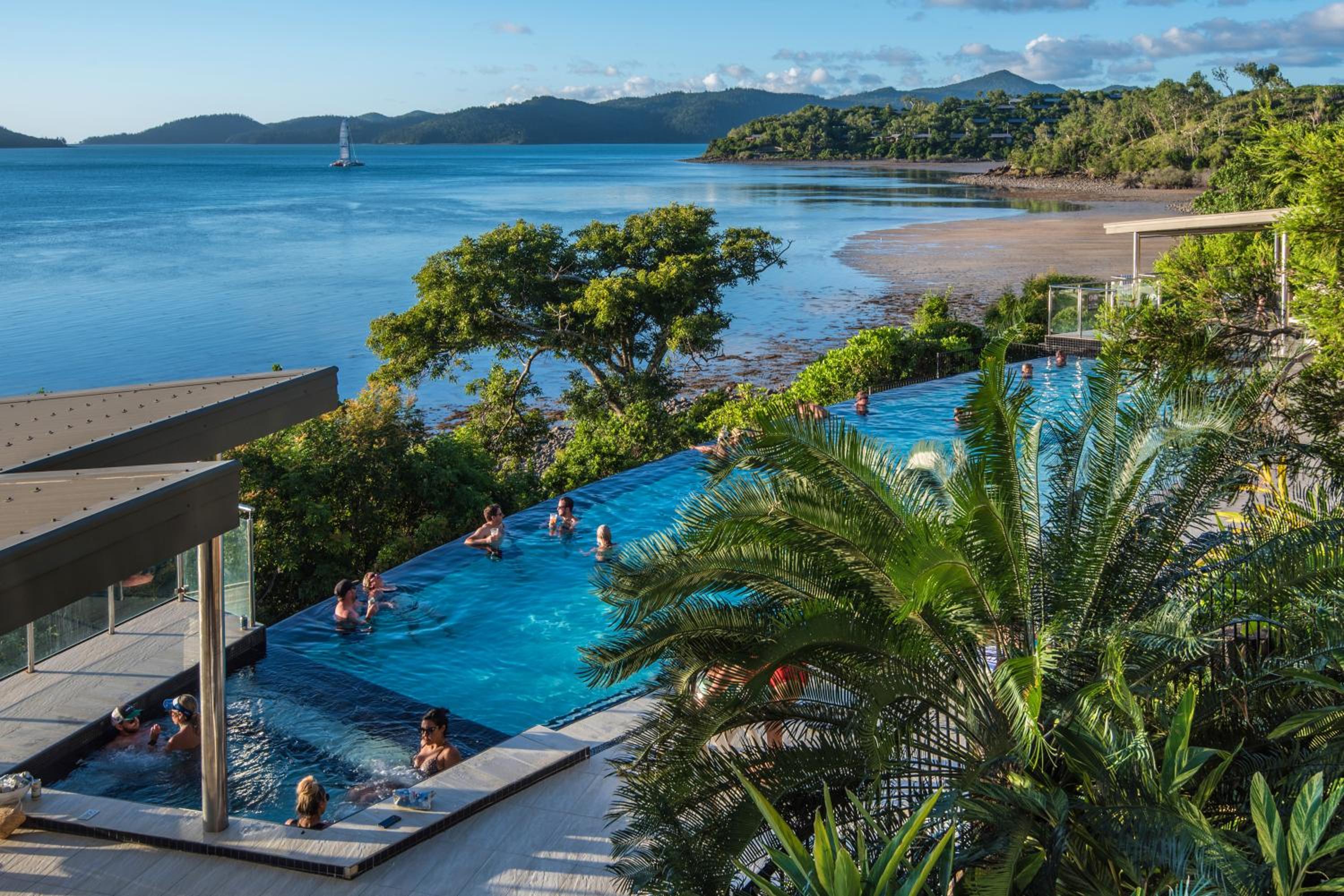 Edge 5 Oceanfront 3-Bedroom Apartment - Featuring an Infinity Pool, Spa Bath, Buggy and Valet Service