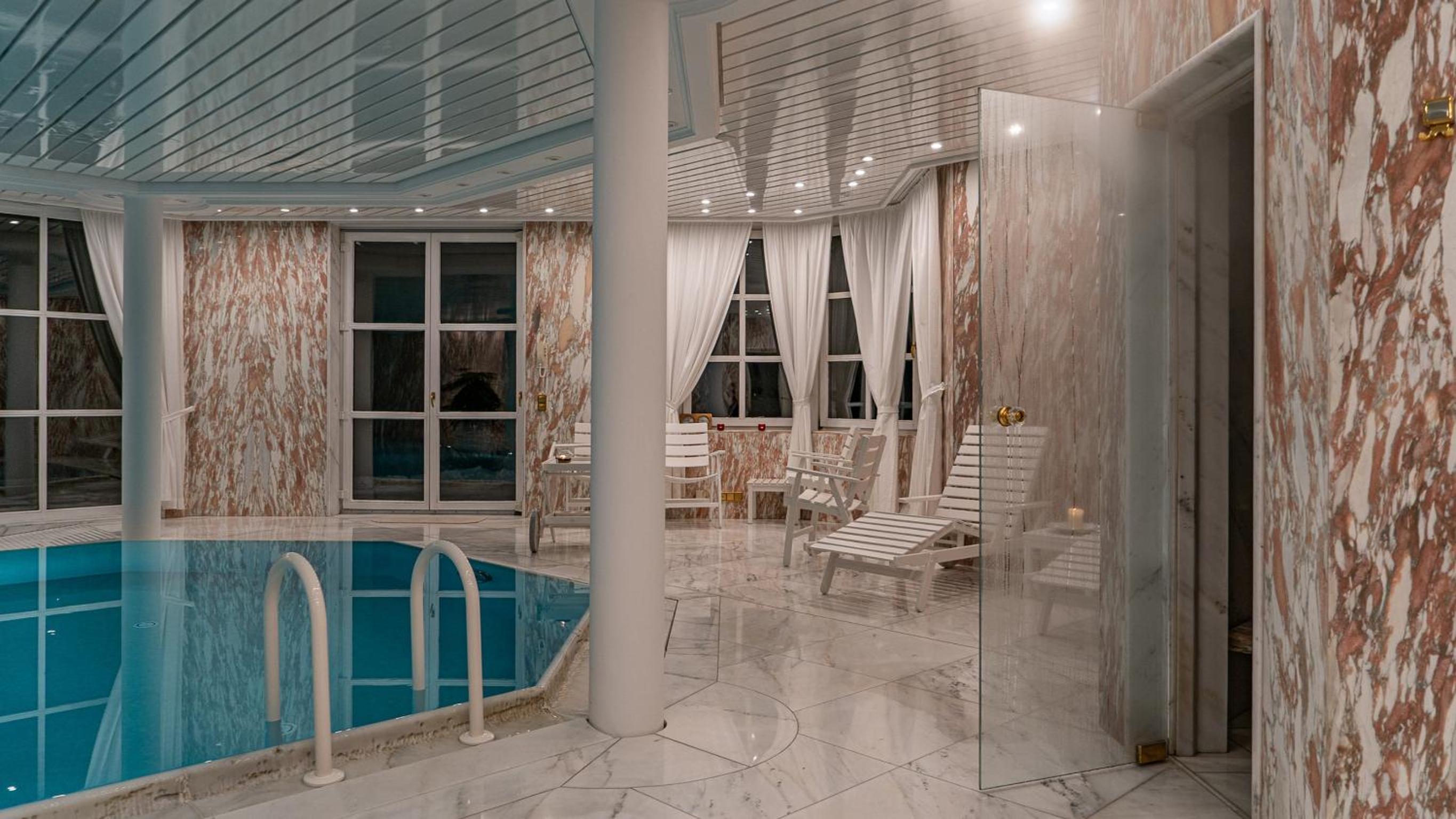 Villa Bostele with Five Bedrooms, Indoor Pool, Two Saunas & Garage